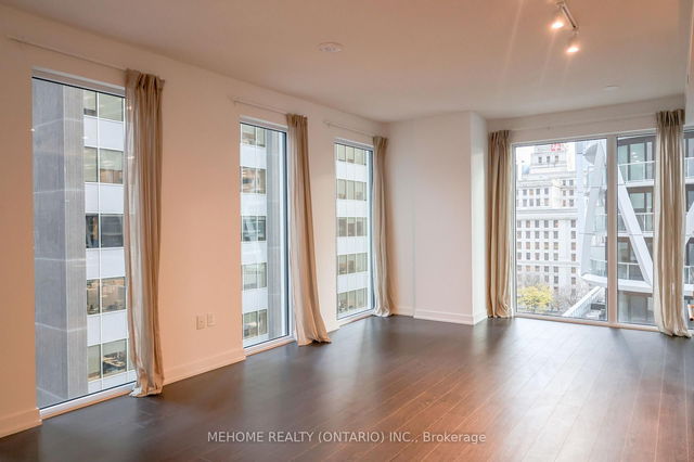 904 - 238 Simcoe Street