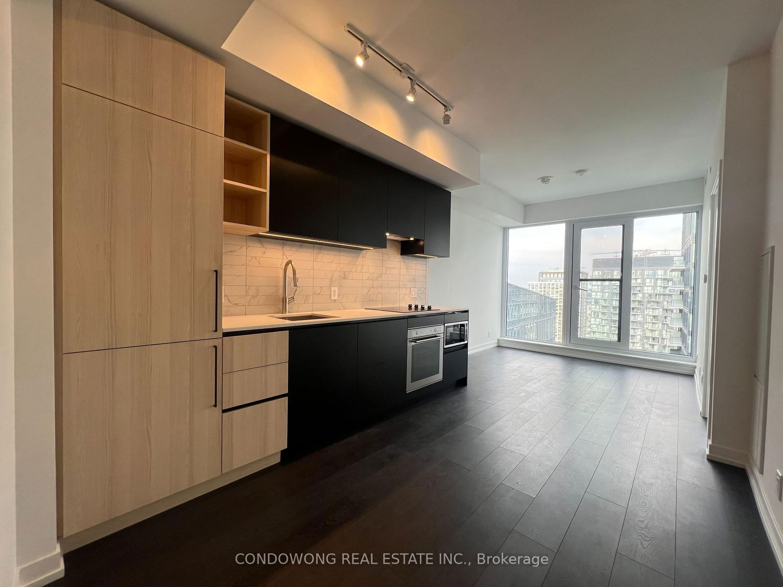 Experience Luxury Living In This Downtown Toronto Condo, Offering An Unobstructed South View Of Lake Ontario, The CN Tower, And Rogers Centre. This Gorgeous 1 Bedroom Suite Features Floor-To-Ceiling Windows, 9' Ceilings, And An Open-Concept Modern Kitchen With Quartz Countertops And Built-In Appliances. Located In The Most Convenient Area With A Perfect 100 Transit Score And A 98 Walk Score, You'll Be Steps Away From Fine Dining, Bars, Coffee Shops, Clubs, Theaters, Union Station, Waterfront Trails, And The Entertainment District.