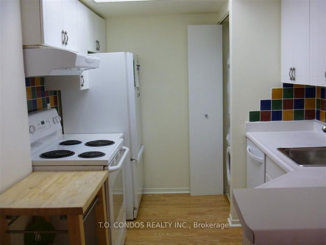 2212 - 1001 Bay Street