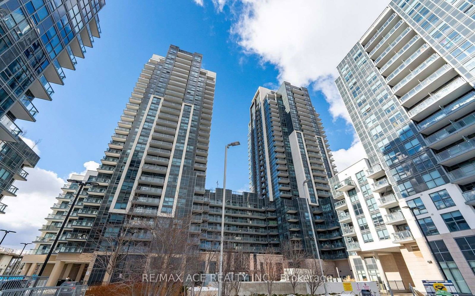 Approximately 5yr Old Beautiful 2 Bedroom + Den, 2 Washroom and one Parking ME2 Condo in a prime location. Modern open concept kitchen with stainless steel appliances. Concierge, Gym, Pool, Bike Storage. Minutes To Hwy 401, Step to TTC, Scarborough Town Centre, Centennial College University Of Toronto. Ready To Move In And Enjoy.