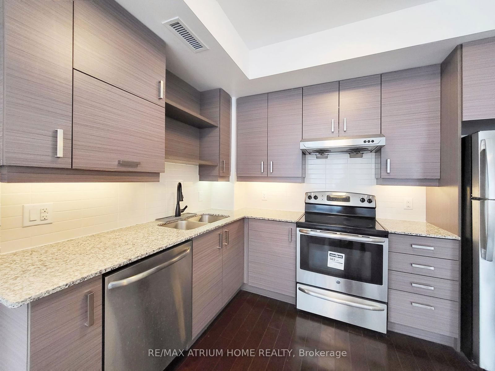 Uptown River Park Green Condo In High Demanding Area, Spacious 2 Beds, 24 Hrs Concierge, High-End Facilities, Indoor Pool, Gym Room, Multi-Purpose Room, Close To Hwy 404 & 407. Next To Uptown Market, Steps To Public Transport. Upgraded Undermount Sink, Wood Floor And Countertop. With Furnitures.