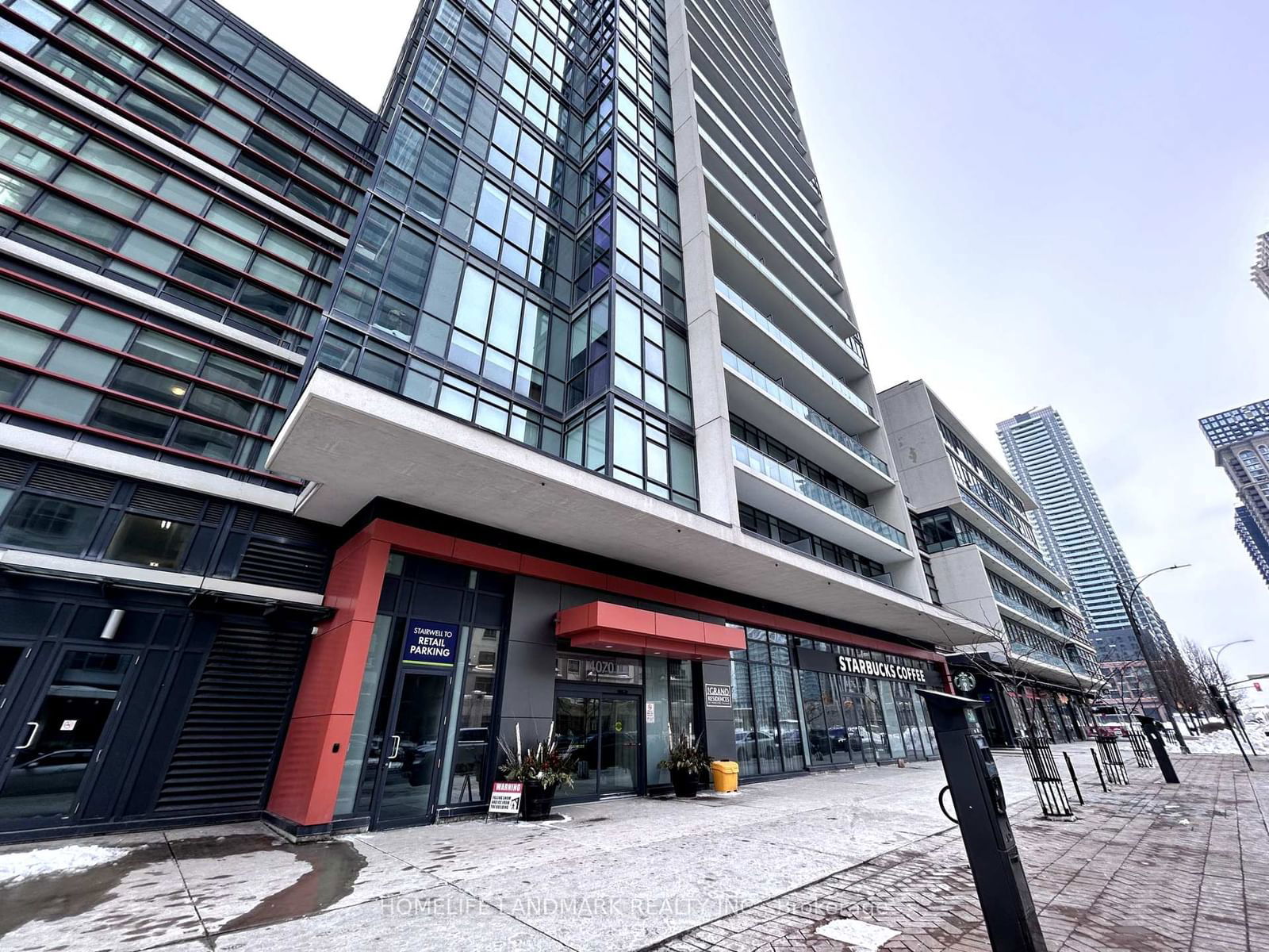 Bright & Spacious South/East Facing Unit, 2 Bedroom Plus Den With 2 Full Washrooms. Hardwood Flooring In Living/Dinning Room. Kitchen W/ Granite Counter. Floor To Ceiling Windows. Huge Balcony. Starbucks On The Ground Level. Walking Distance To Square One, Sheridan College. Easy Access To Utm, Public Transit, Go Station, Major Highways.