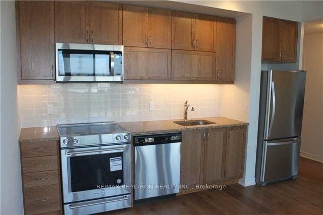One-bedroom unit available for lease in a prime waterfront building, just steps away from waterfront trails, parks, and beaches. It features a functional layout and an open-concept kitchen with upgraded appliances. The unit has been freshly painted and is carpet-free! Situated on a higher floor in a quiet low-rise building, it boasts a sunny northwest exposure. Amenities include a gym and a party room, with additional facilities set to open soon in the new building next door.