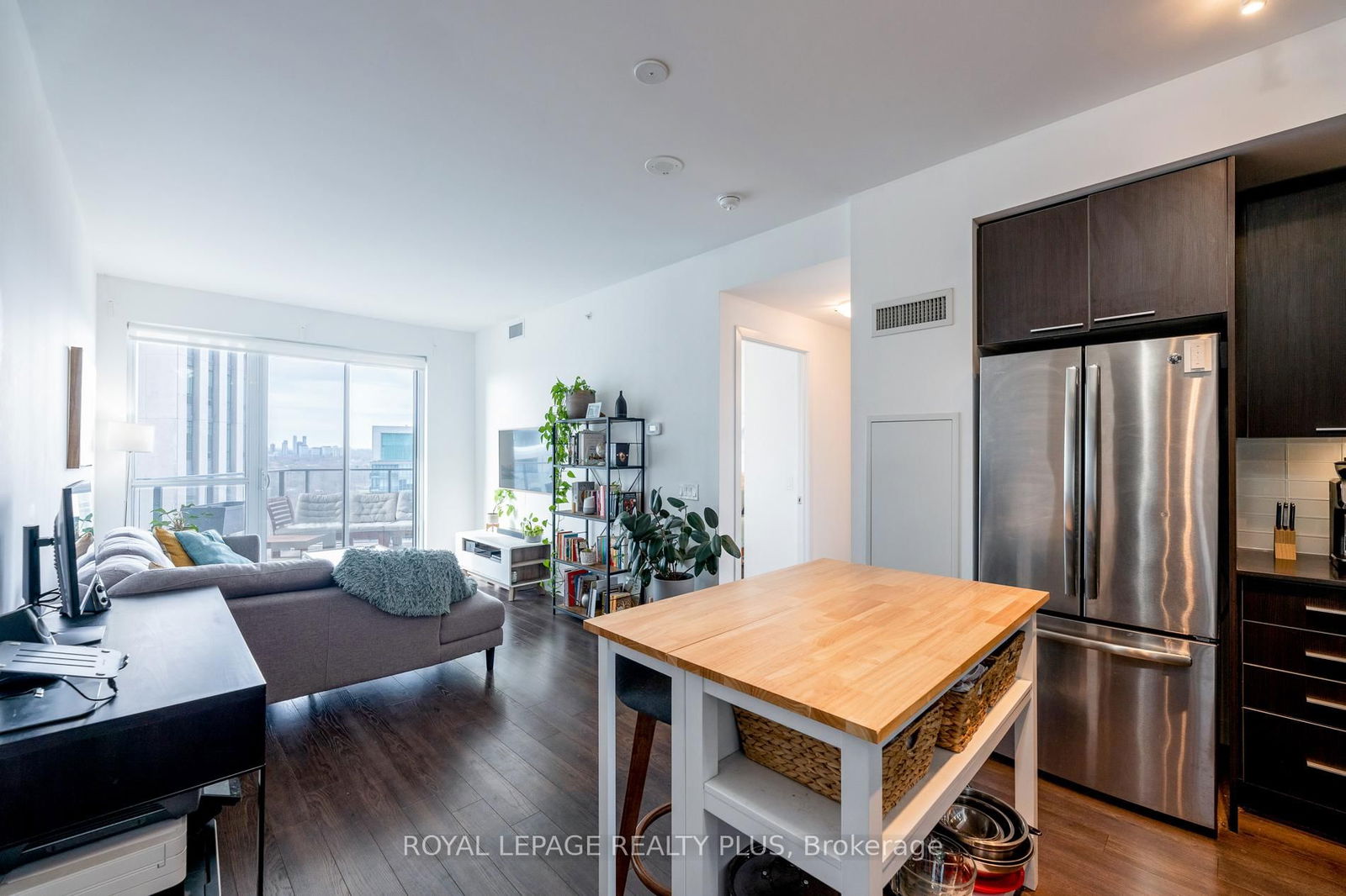 Beautiful 1 Br Condo In Upscale Building Featuring: High End Finishes, 10 Ft Ceilings, 1 Underground Parking Spot, 1 Private Locker, & Lots Of Amenities! Upgraded Kitchen, With S/S Appliances, Quartz Counters & Glass Tile Backsplash, Under Mount Double Sink & Island With Stools, Opens To Living Room With Laminate Floors And Sliding Door Leading To The Spacious Balcony. The Br Is Bright, Offering Floor To Ceiling Windows And Laminate Flrs. Incredible Location Steps To Transit, And Shops & Services Such As Metro Grocery Store & Starbucks! Mins To Gardiner Expressway & Hwy 427. Only 10 Min To Downtown & 20 Mins To Pearson Airport. Just A Quick Walk To The Humber Bay Waterfront Trails With A Seasonal Farmer's Market! Luxurious Amenities Incl: Gorgeous Ph Level Party Room, Penthouse Level Gym, Media Room, Squash Court, Golf Simulator, Outdoor Pool With Cabanas, Concierge & Security Guard, Car Wash Bay, Guest Suites, More! Tenant To Pay And Set Up Own Hydro Account. Aaa Tenants Only.