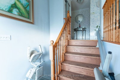 48 Ridgemore Crescent N — photo 2