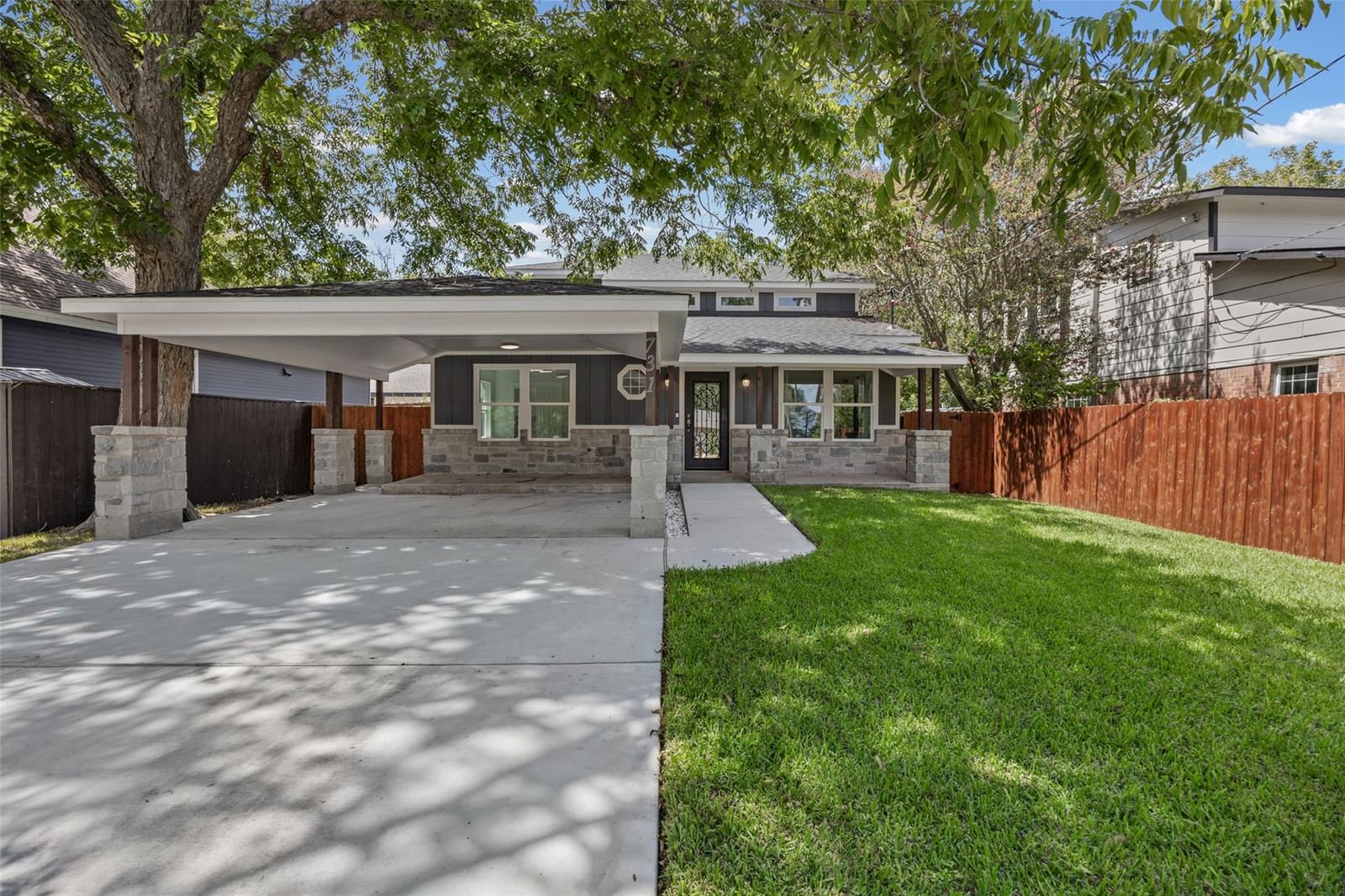 731 Neches ST - Photo 1