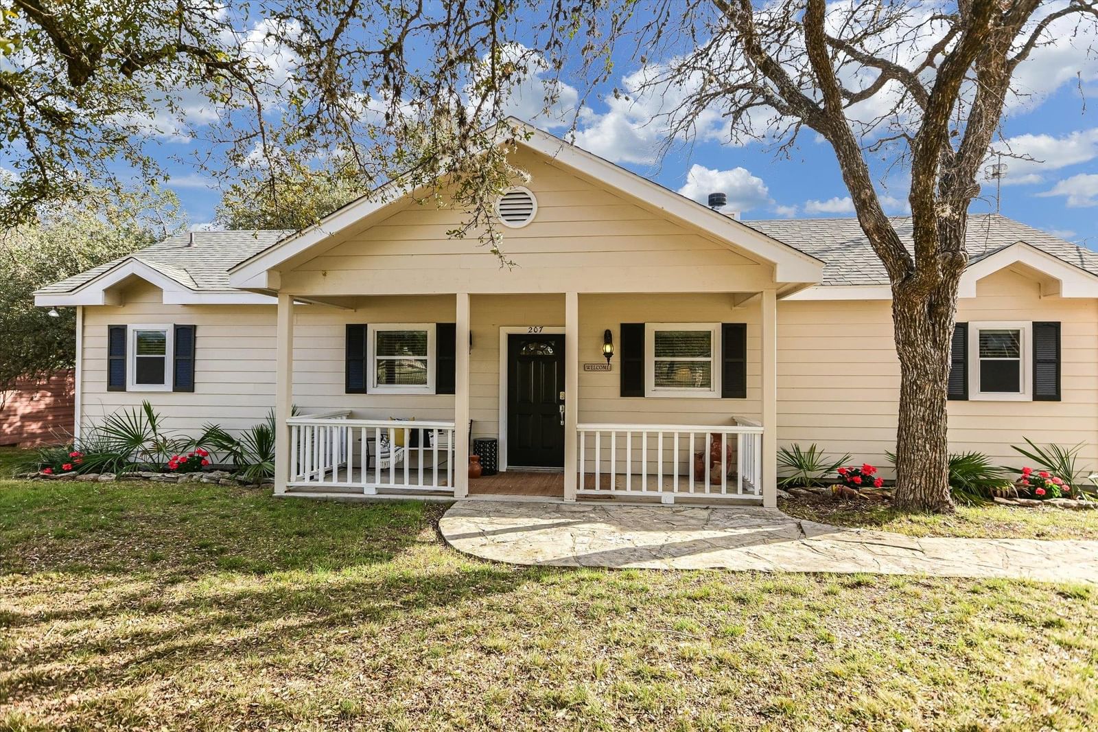 207 River Oaks DR - Photo 1