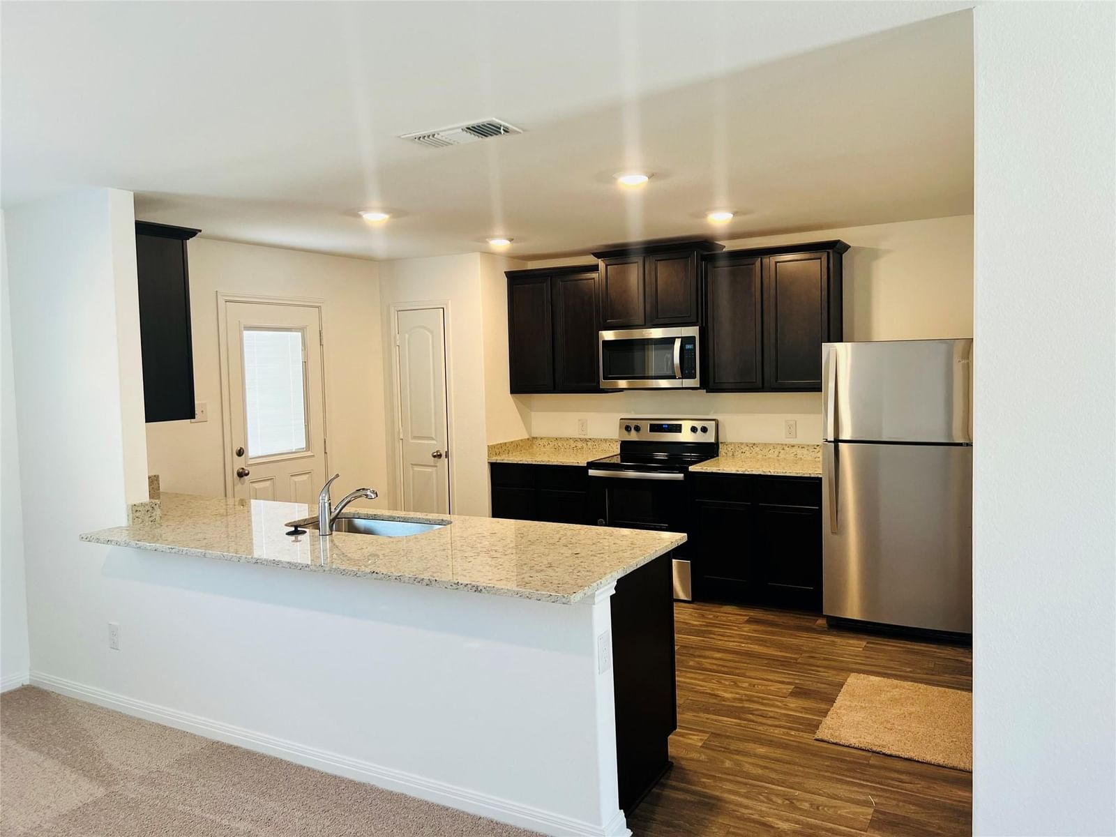 109 Fairfax LN - Photo 1