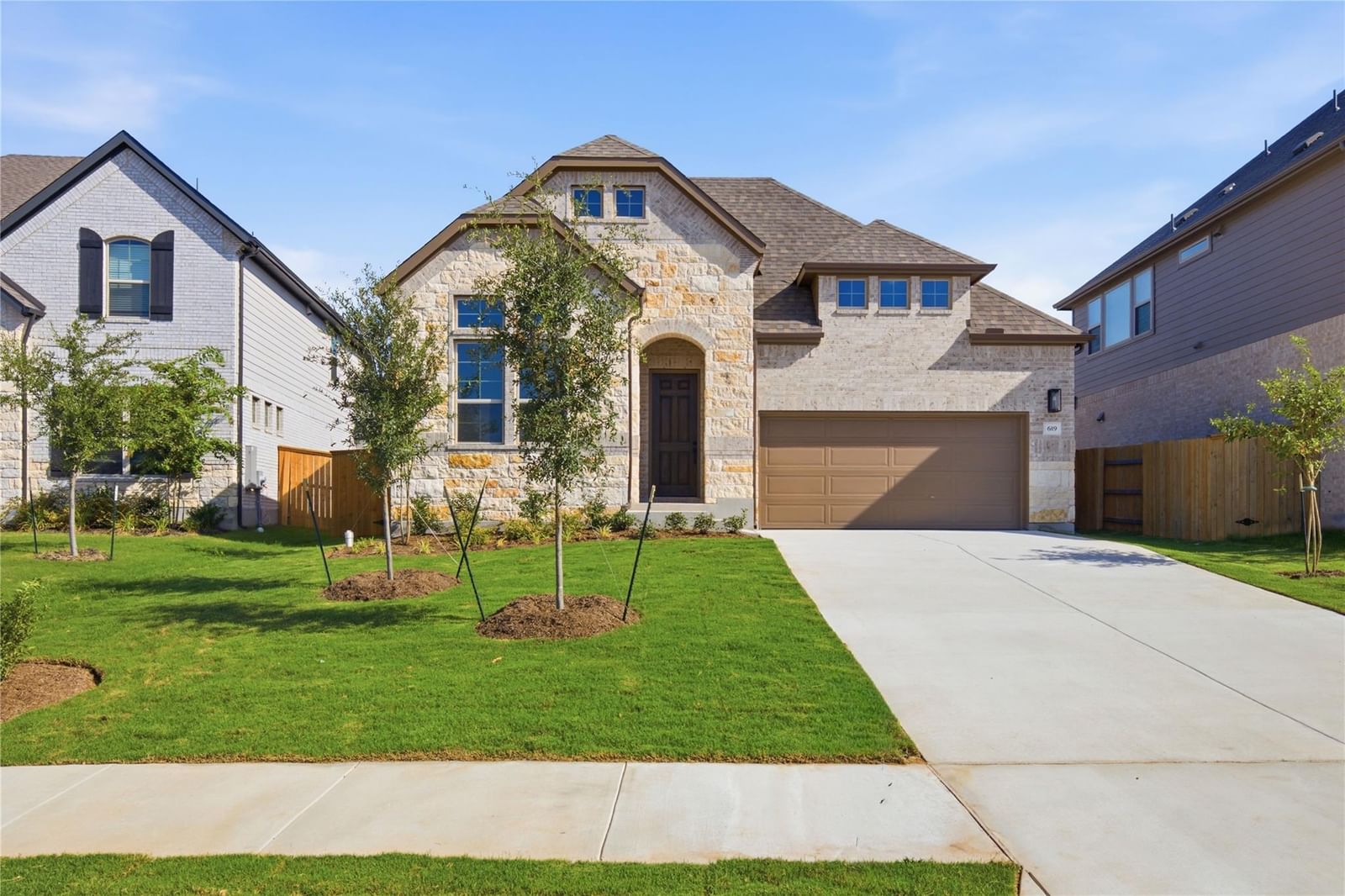 619 Breeze Hollow LN - Photo 1