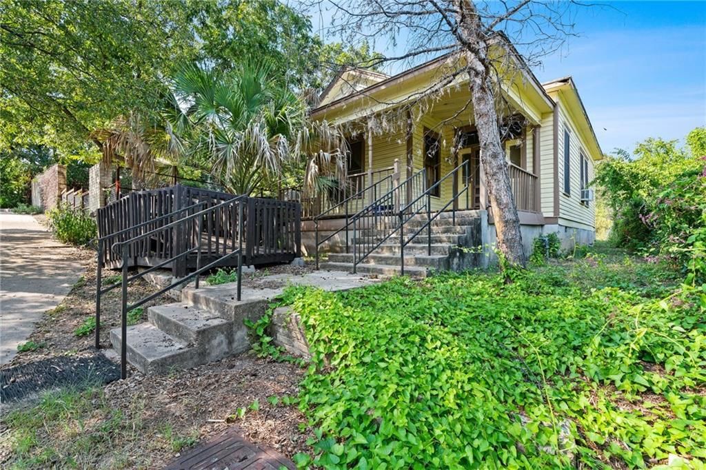 1008 E 8th ST - Photo 1