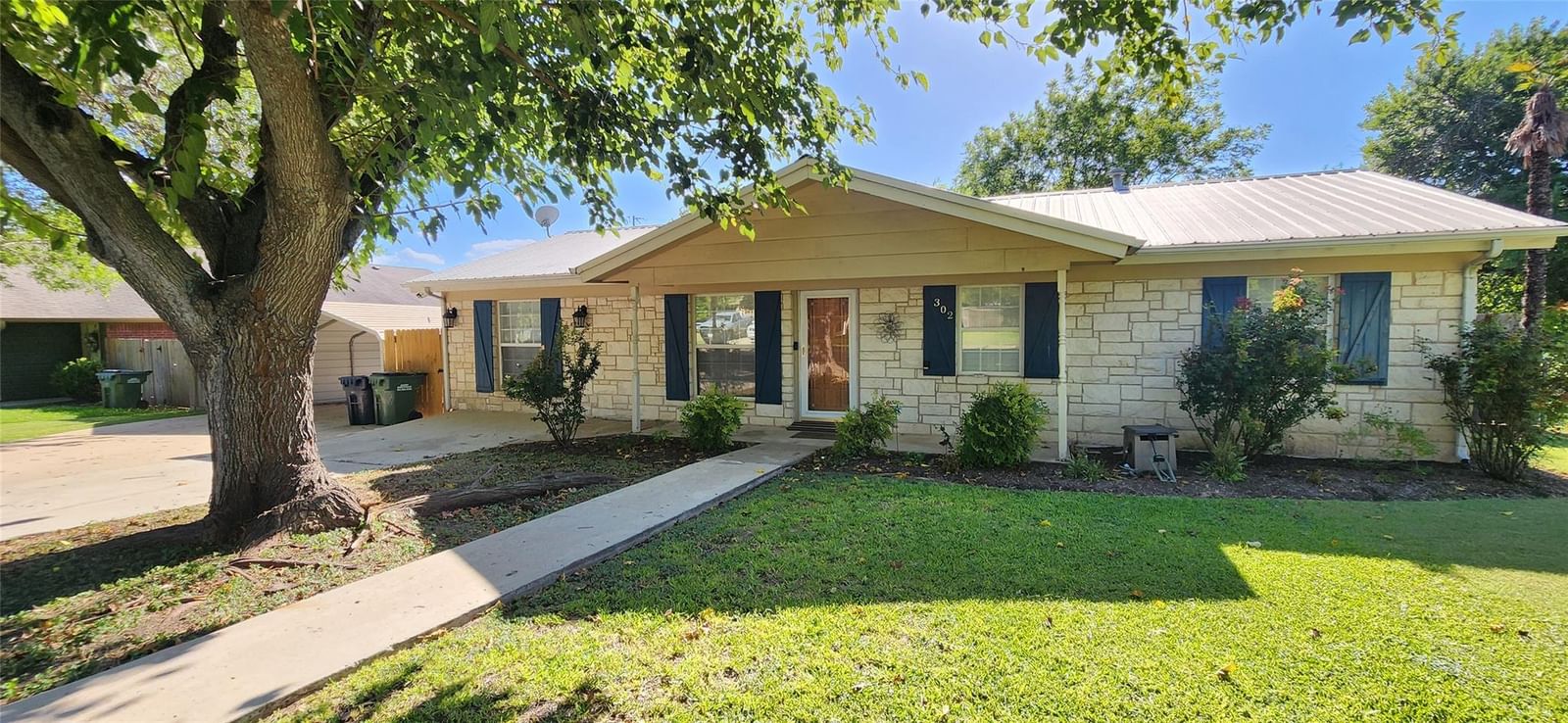 302 Julie ST - Photo 1