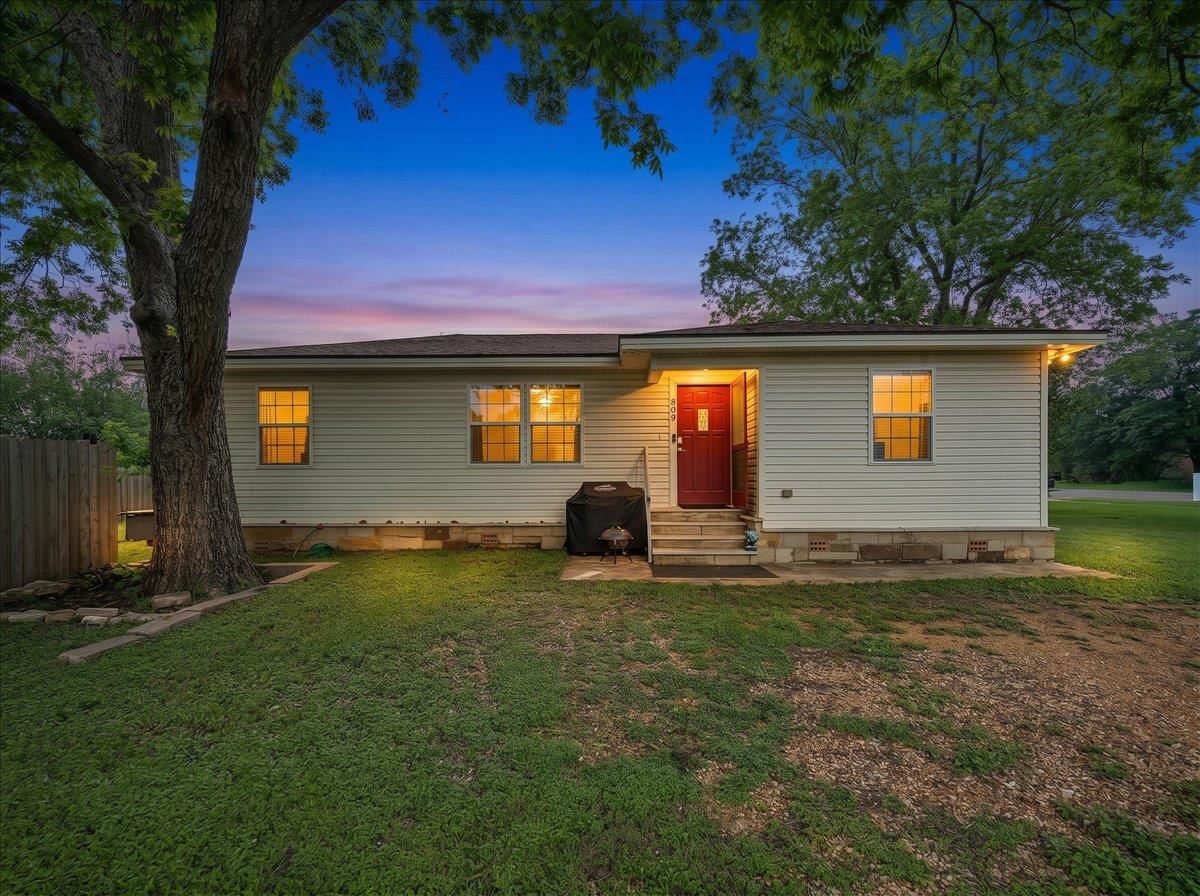 608 Washington ST - Photo 1