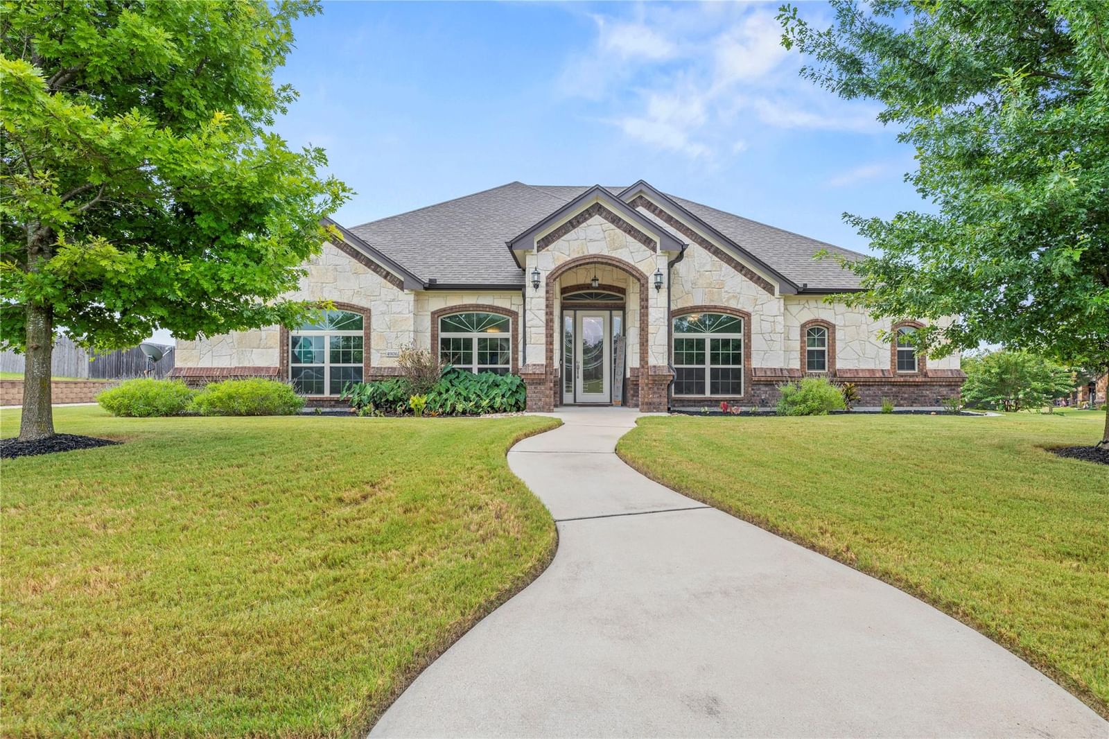 4906 Deerwood LOOP - Photo 1