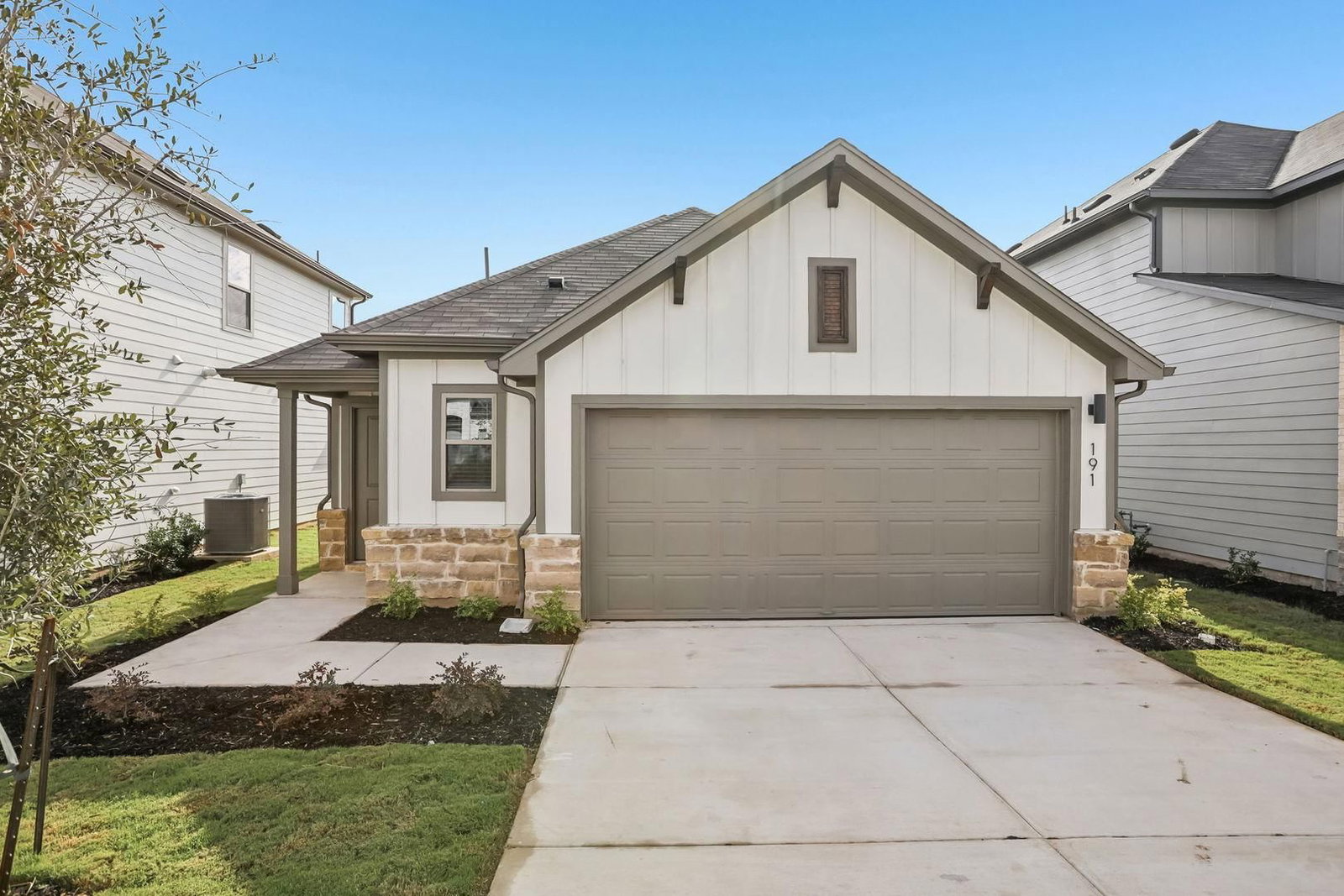 191 Hornet ST - Photo 1