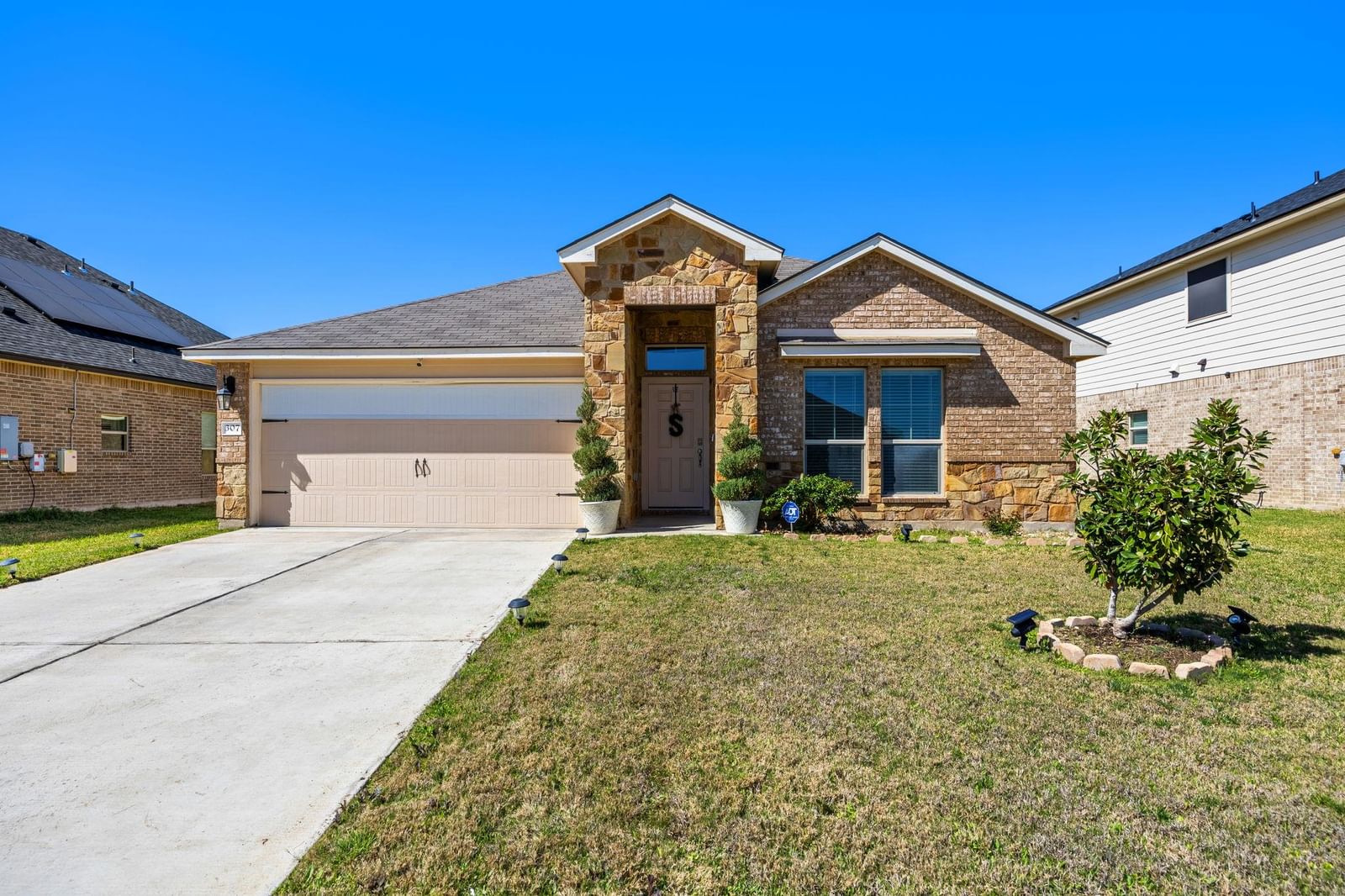 307 Paddock LN - Photo 1
