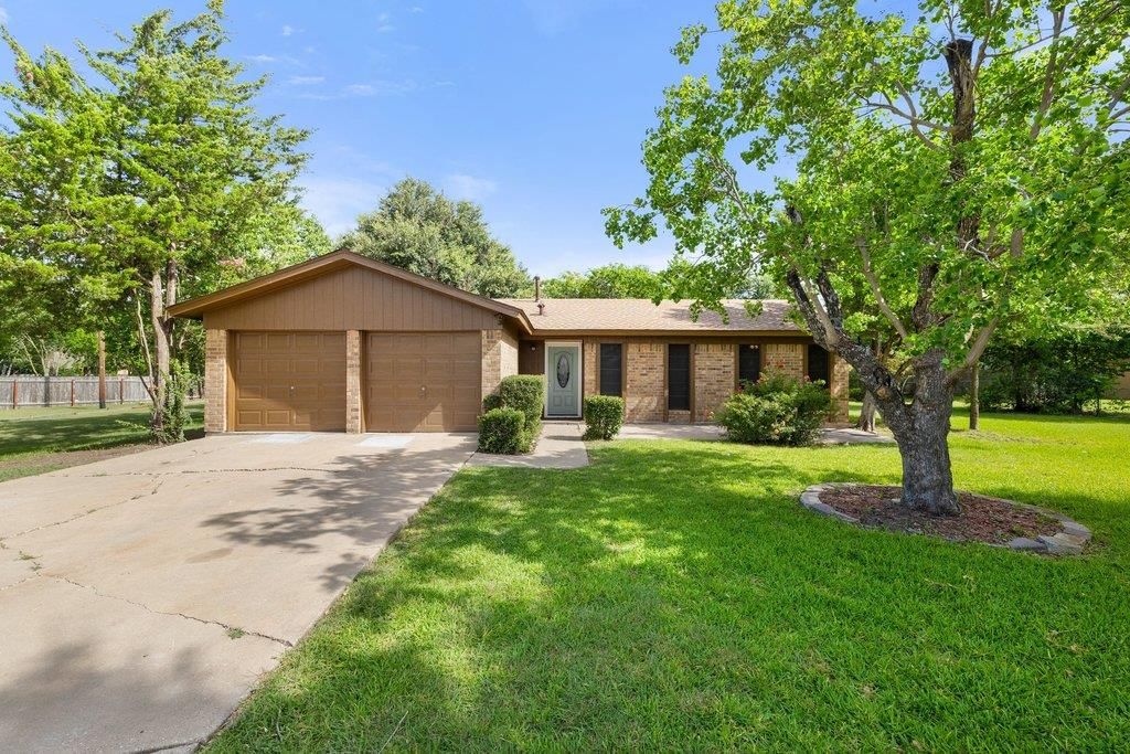 704 Brookwood CIR - Photo 1