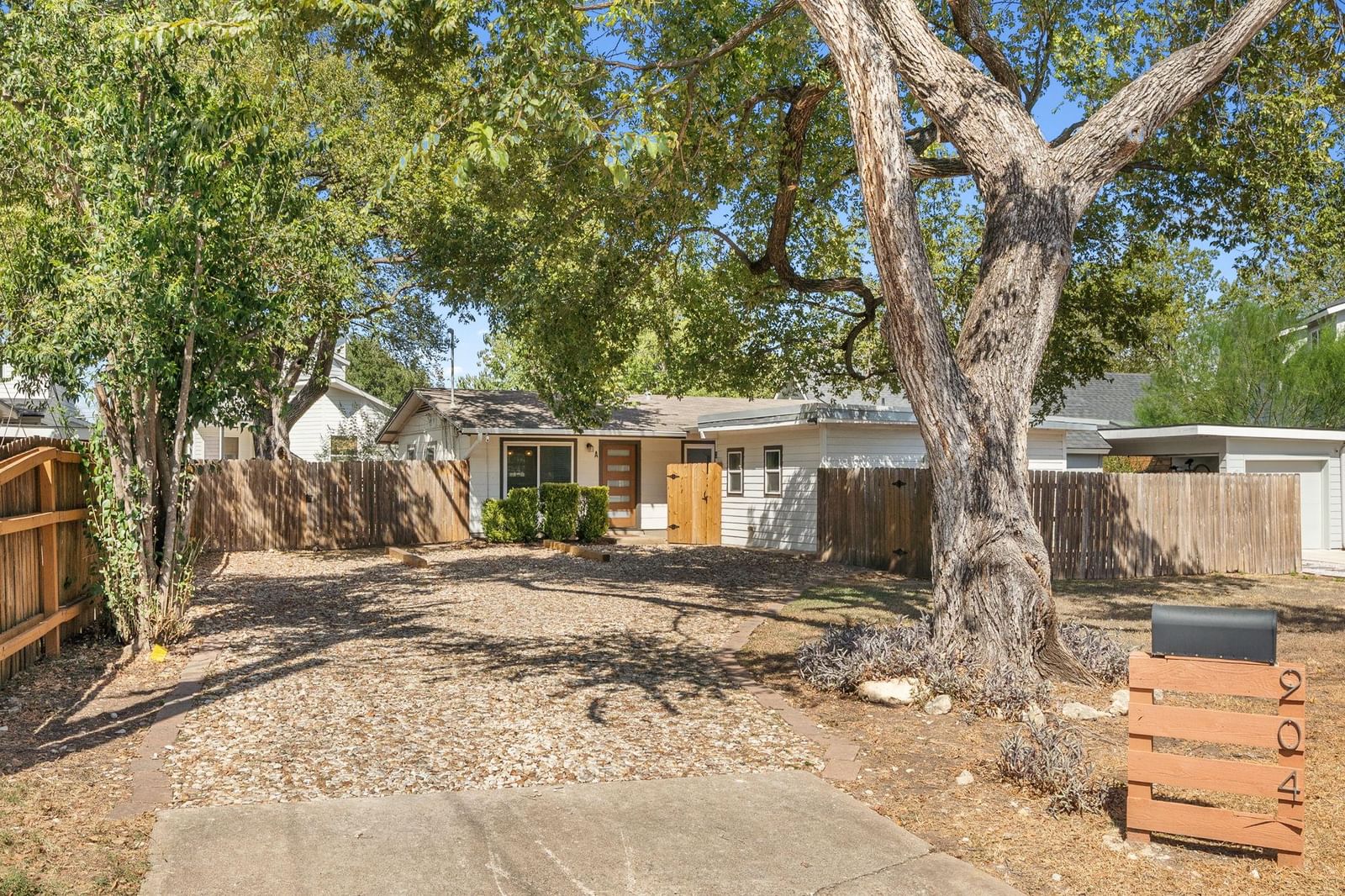 904 Plateau CIR - Photo 1