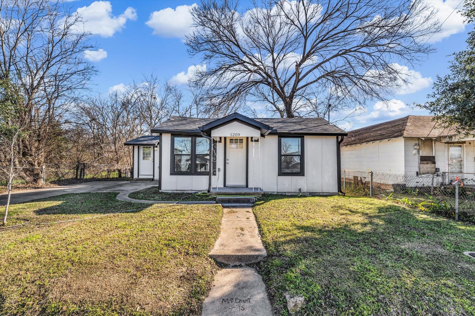 1209 Southey ST - Photo 1
