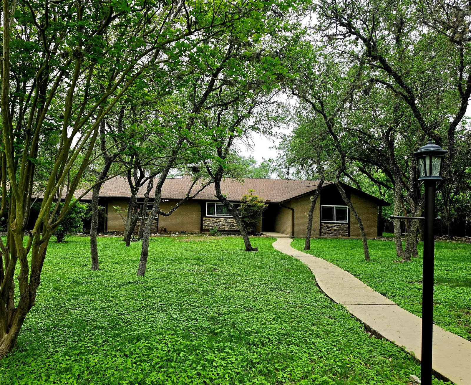 817 Willow Creek CIR - Photo 1