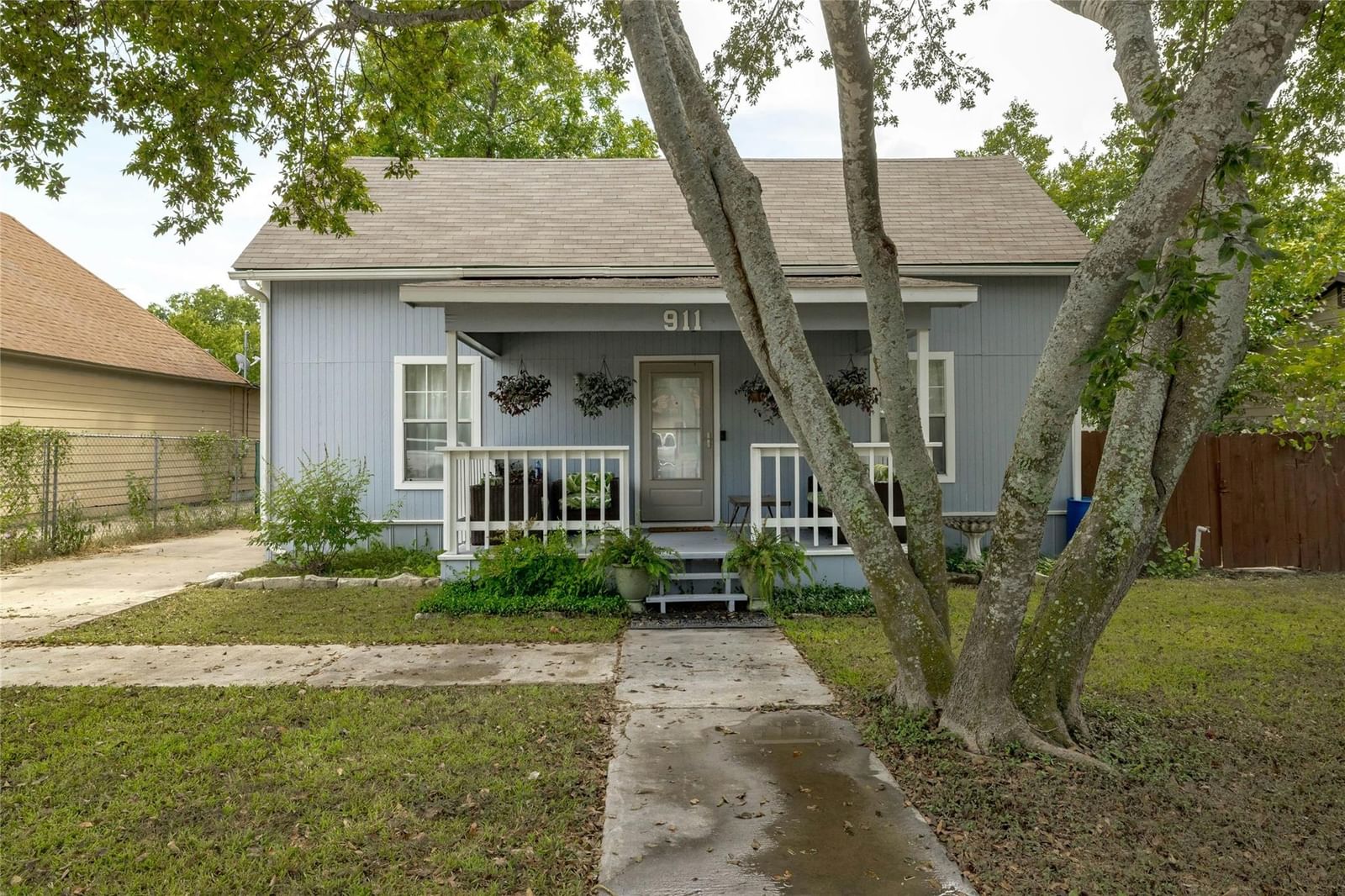 911 W 3rd ST - Photo 1