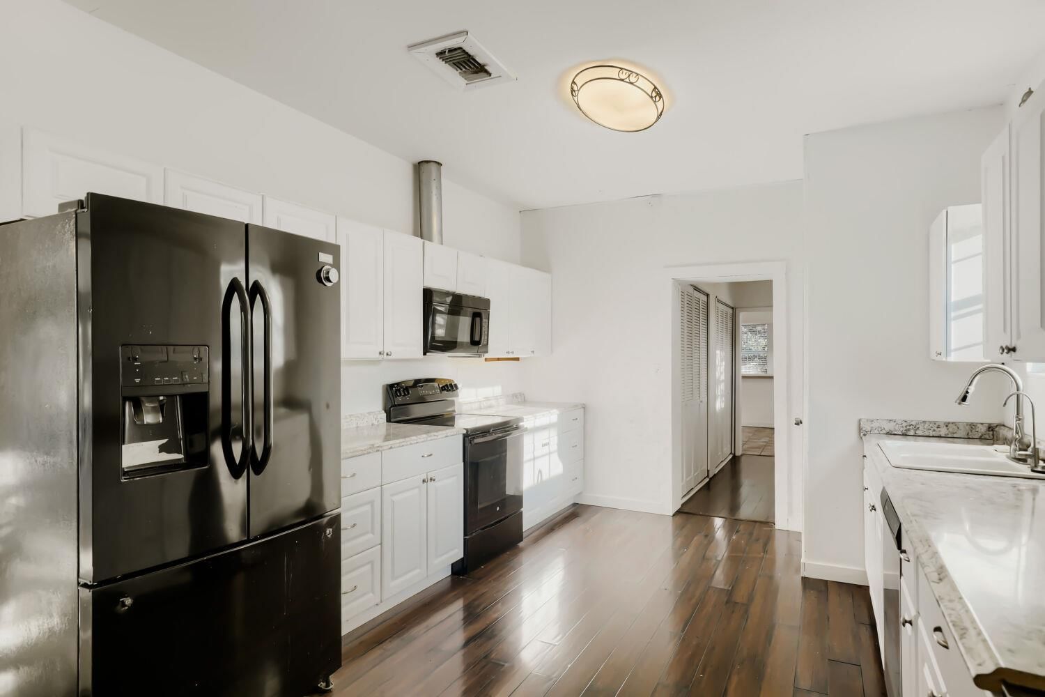604 S Donohoe ST - Photo 1