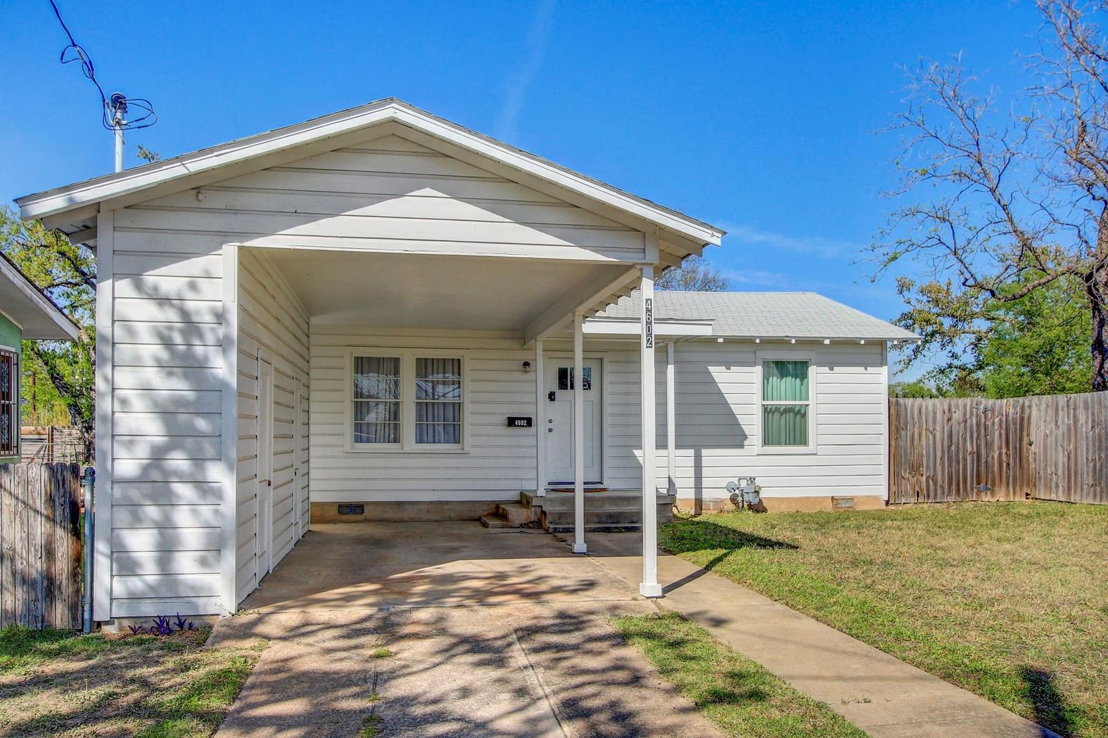 4602 Leslie Ave - Photo 1
