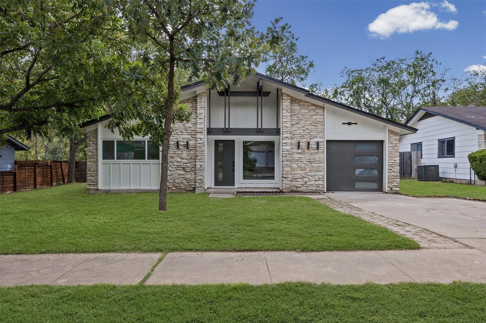 811 Glen Oak DR - Photo 1
