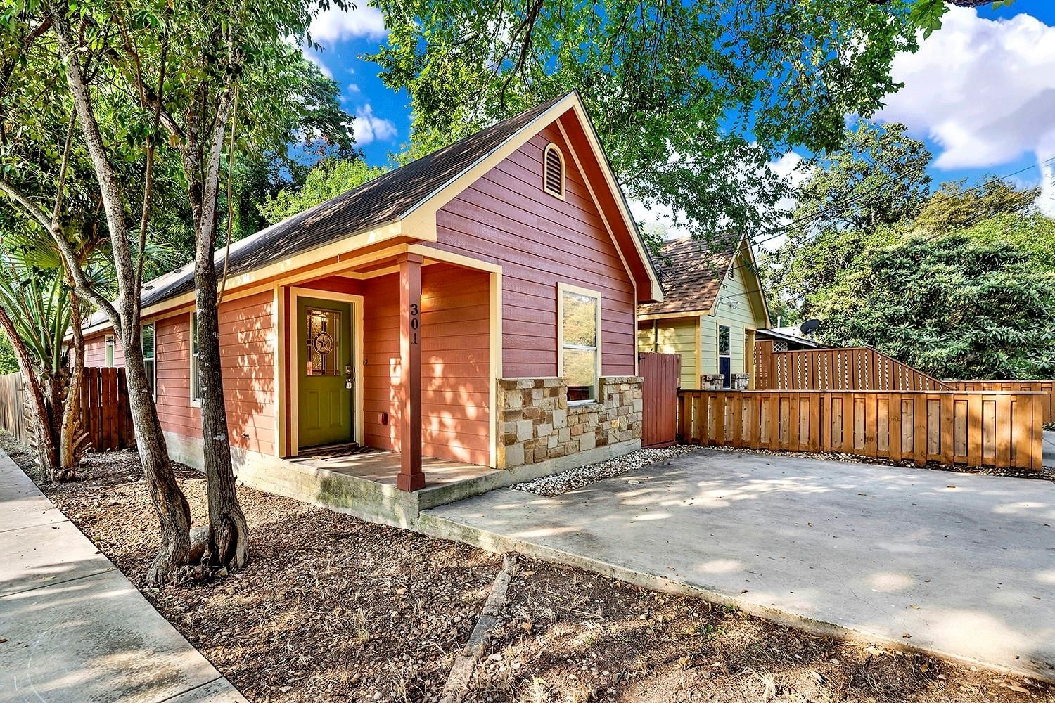 301 Armstrong ST - Photo 1