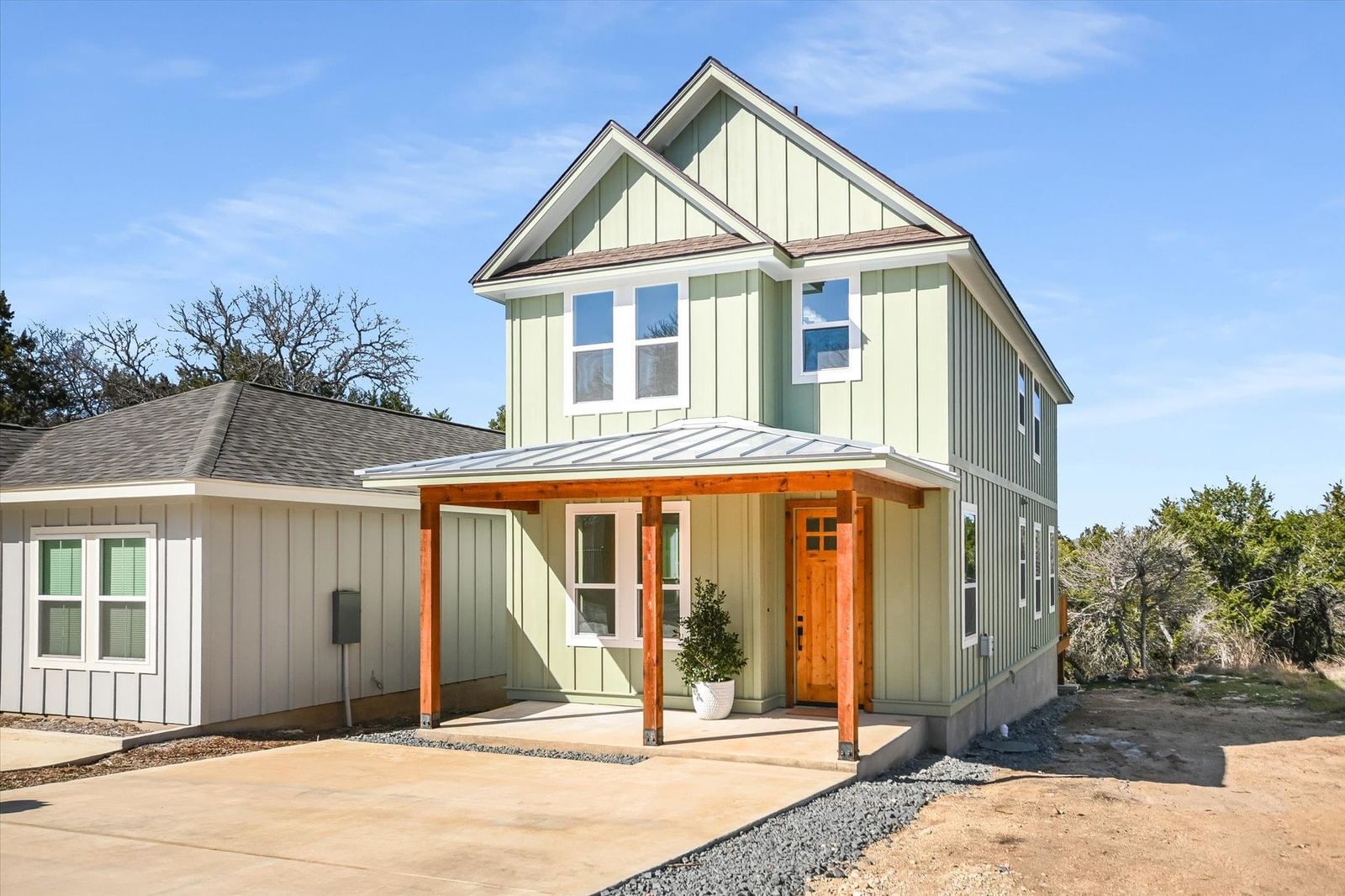 424 SHADY BLUFF DR - Photo 1