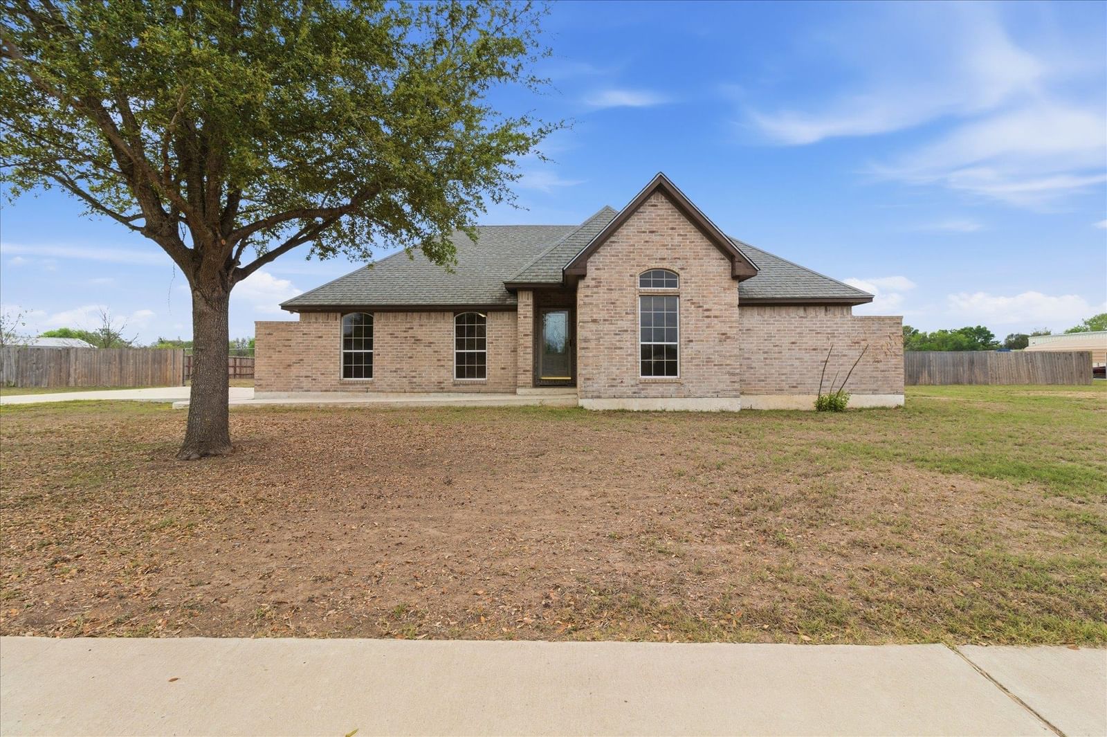 197 Thomas DR - Photo 1