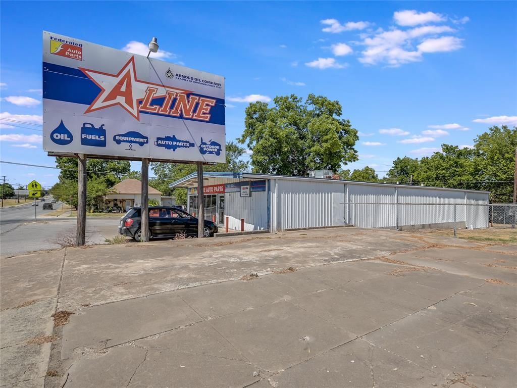 1022 N Main ST - Photo 1
