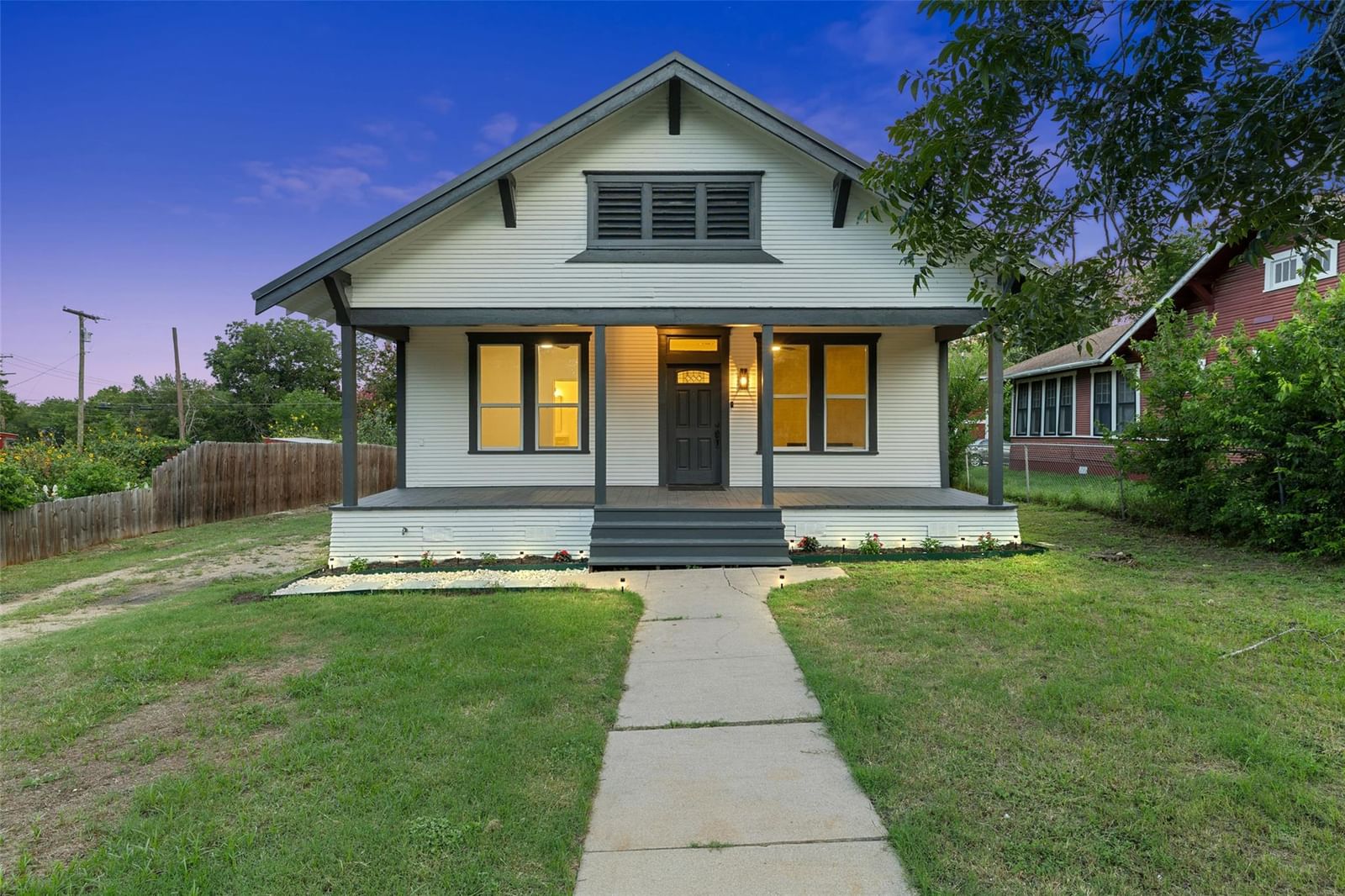707 7th ST - Photo 1