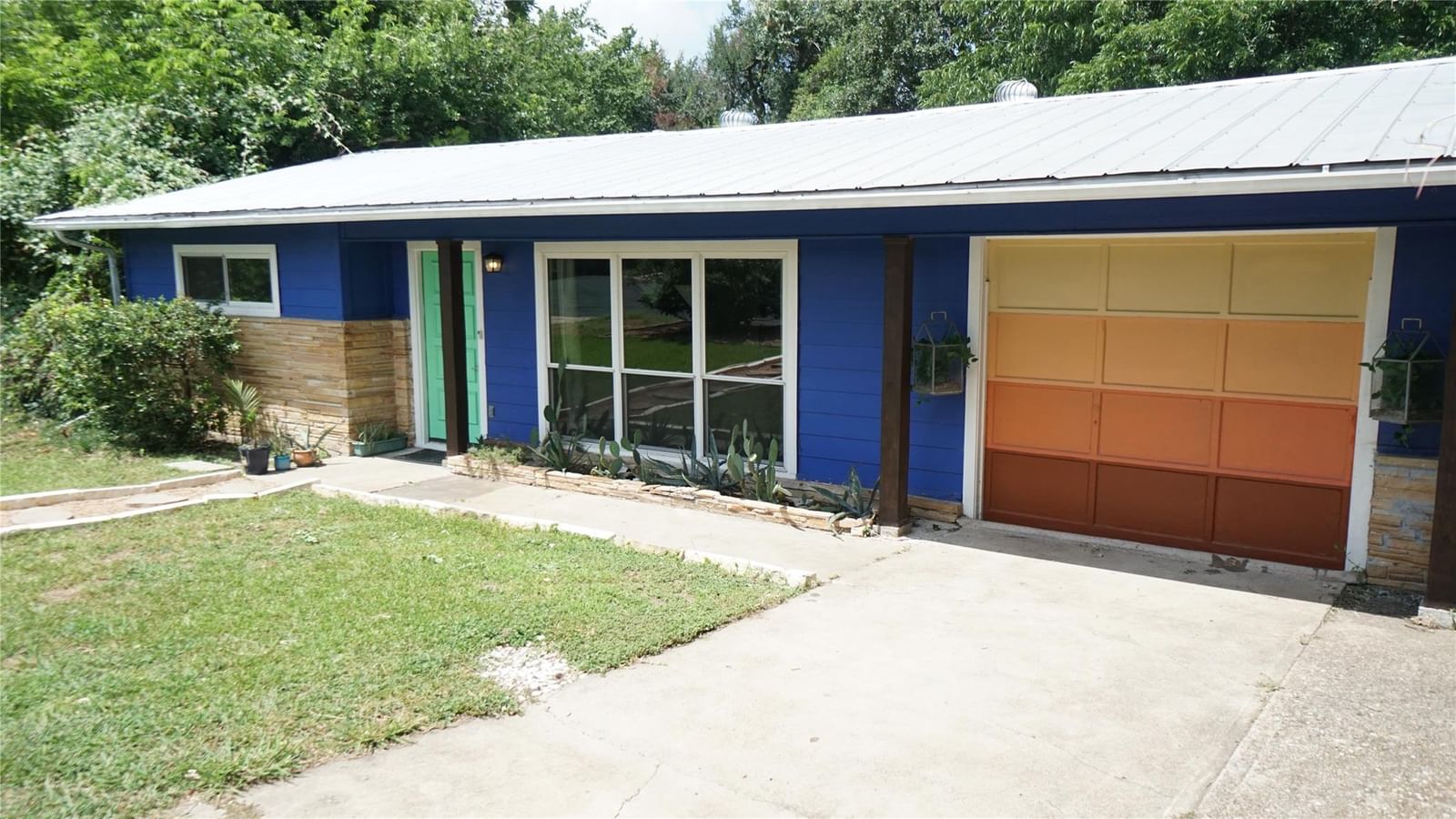 1808 Wildrose DR - Photo 1