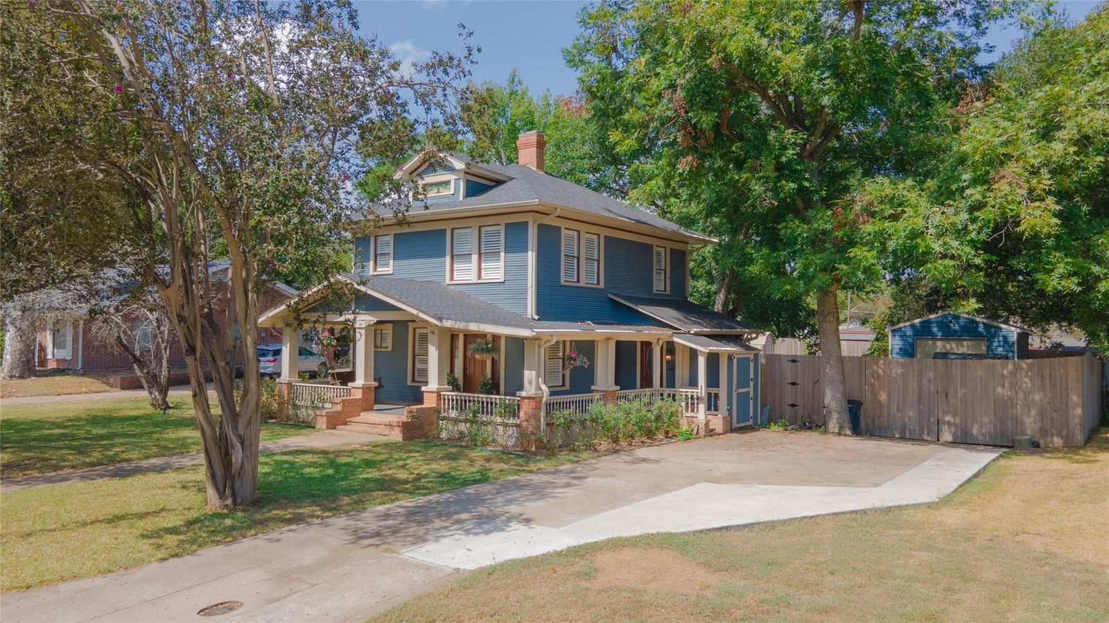 602 W Buck Street - Photo 1