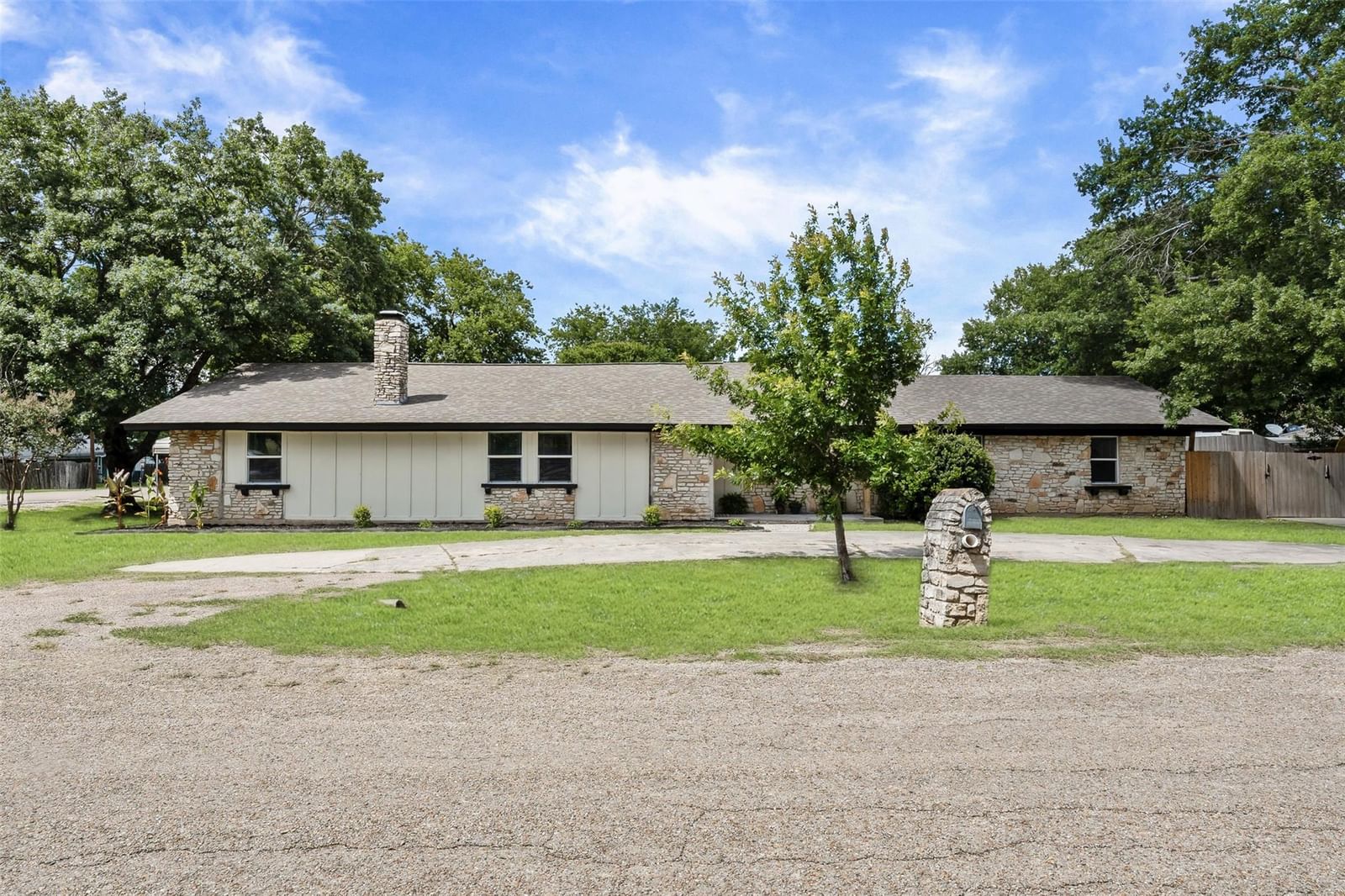 702 Sandy LN - Photo 1