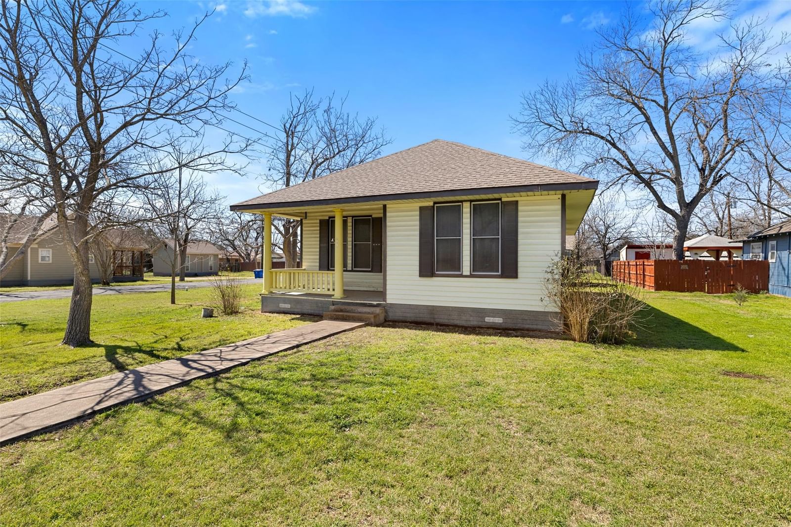 303 Vernon ST - Photo 1
