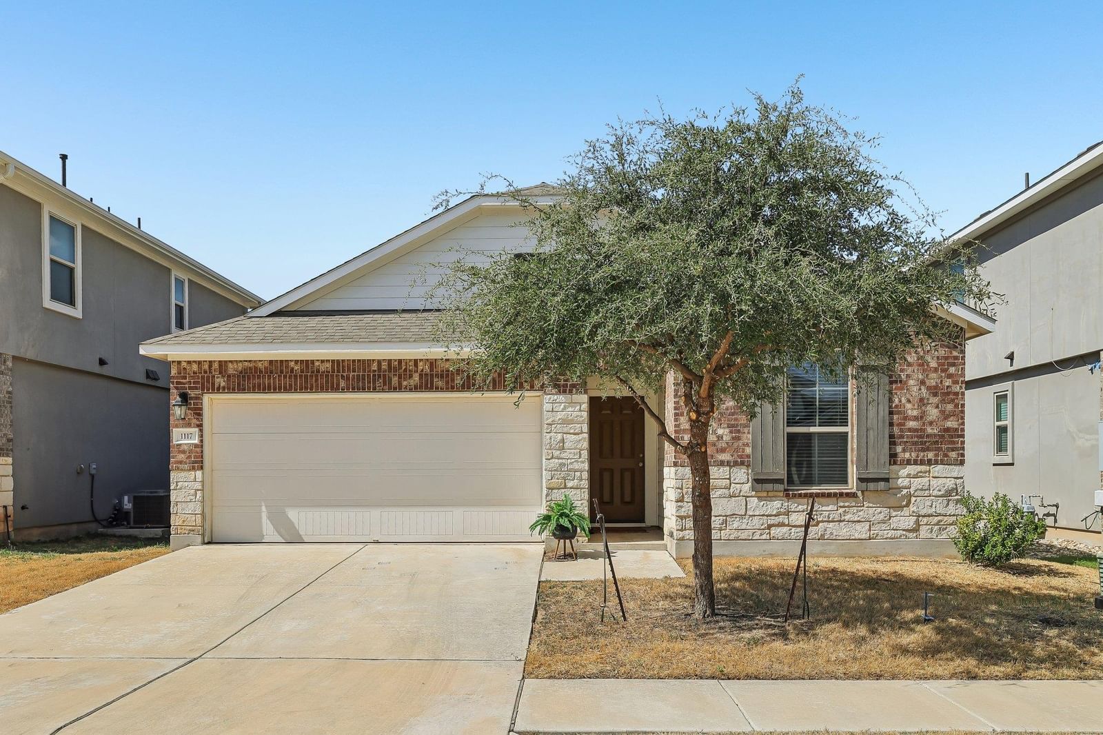1117 Waterfall Ave - Photo 1