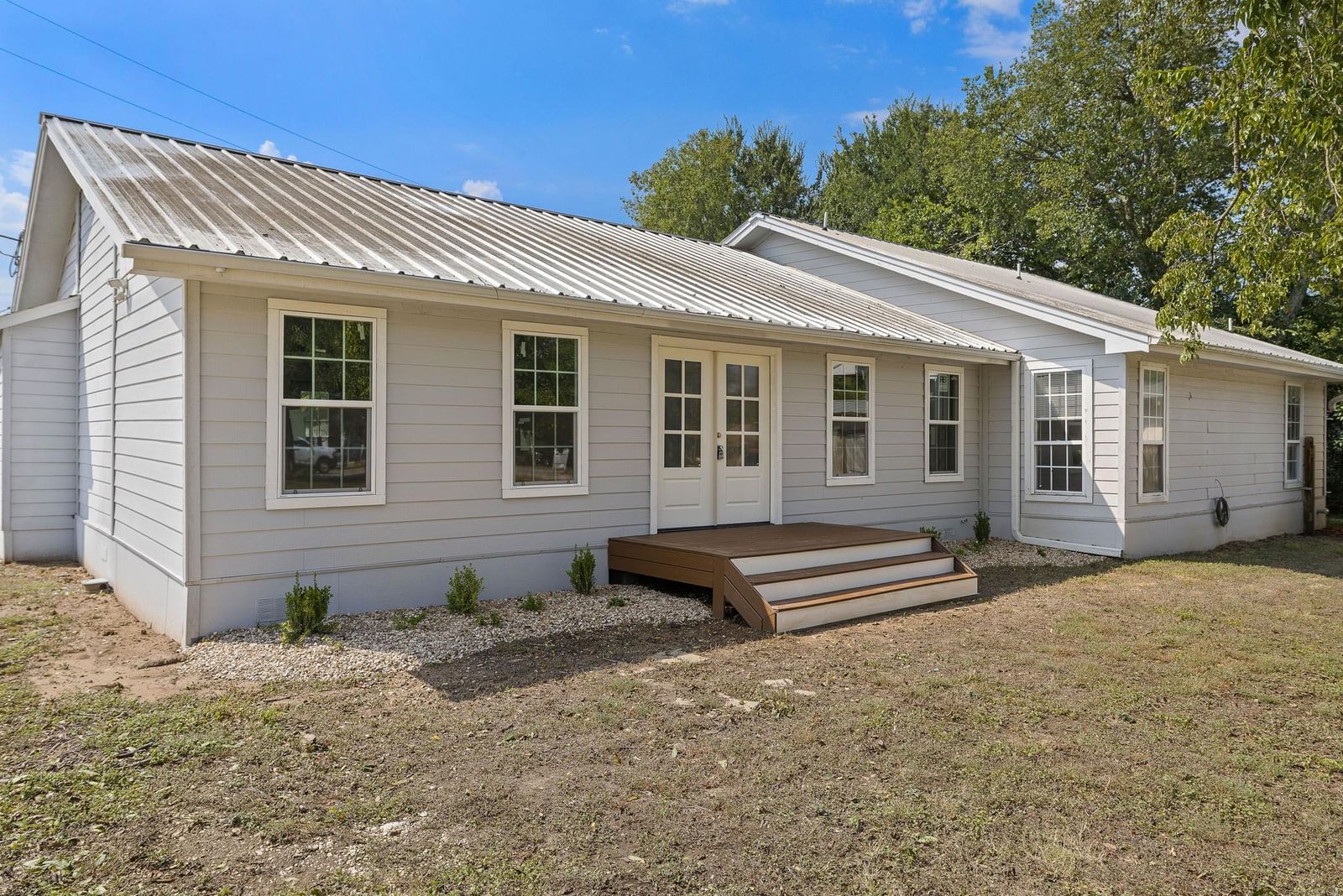 205 E Myrtle LN - Photo 1