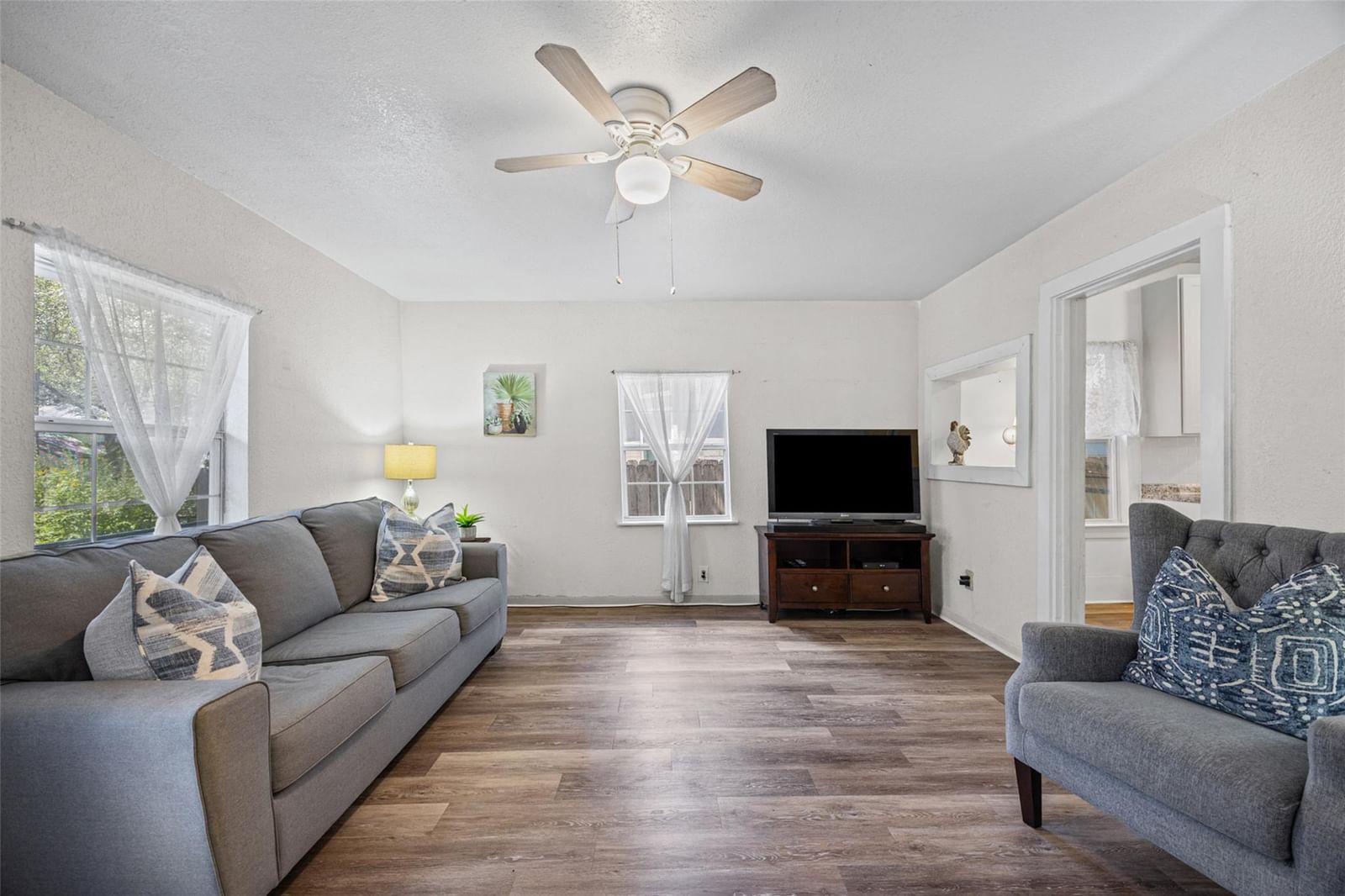 906 W Elizabeth ST - Photo 1