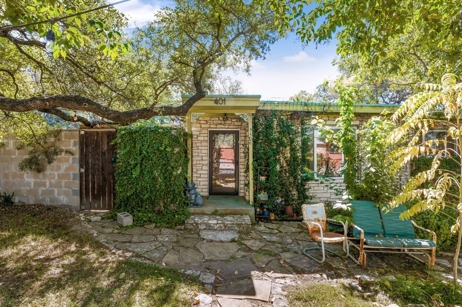 401 W Live Oak ST - Photo 1
