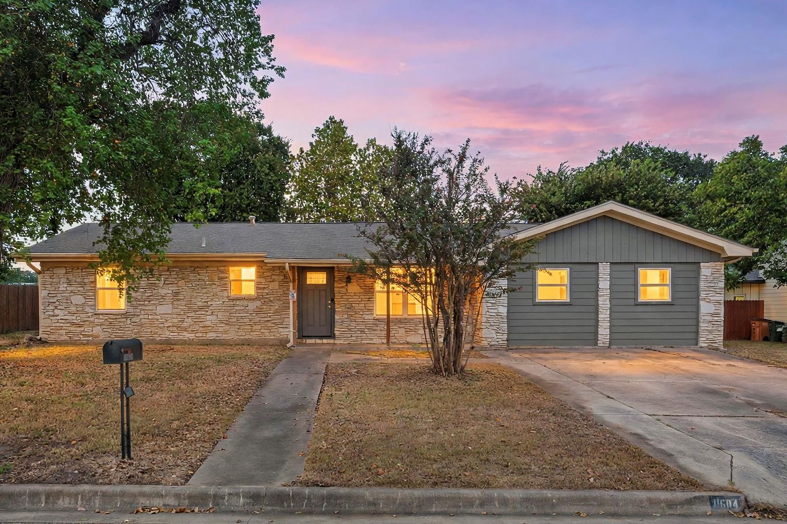 11604 N Oaks DR - Photo 1