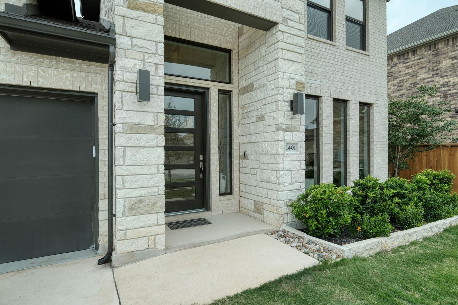 1401 Mulberry Oak Ln LN - Photo 1