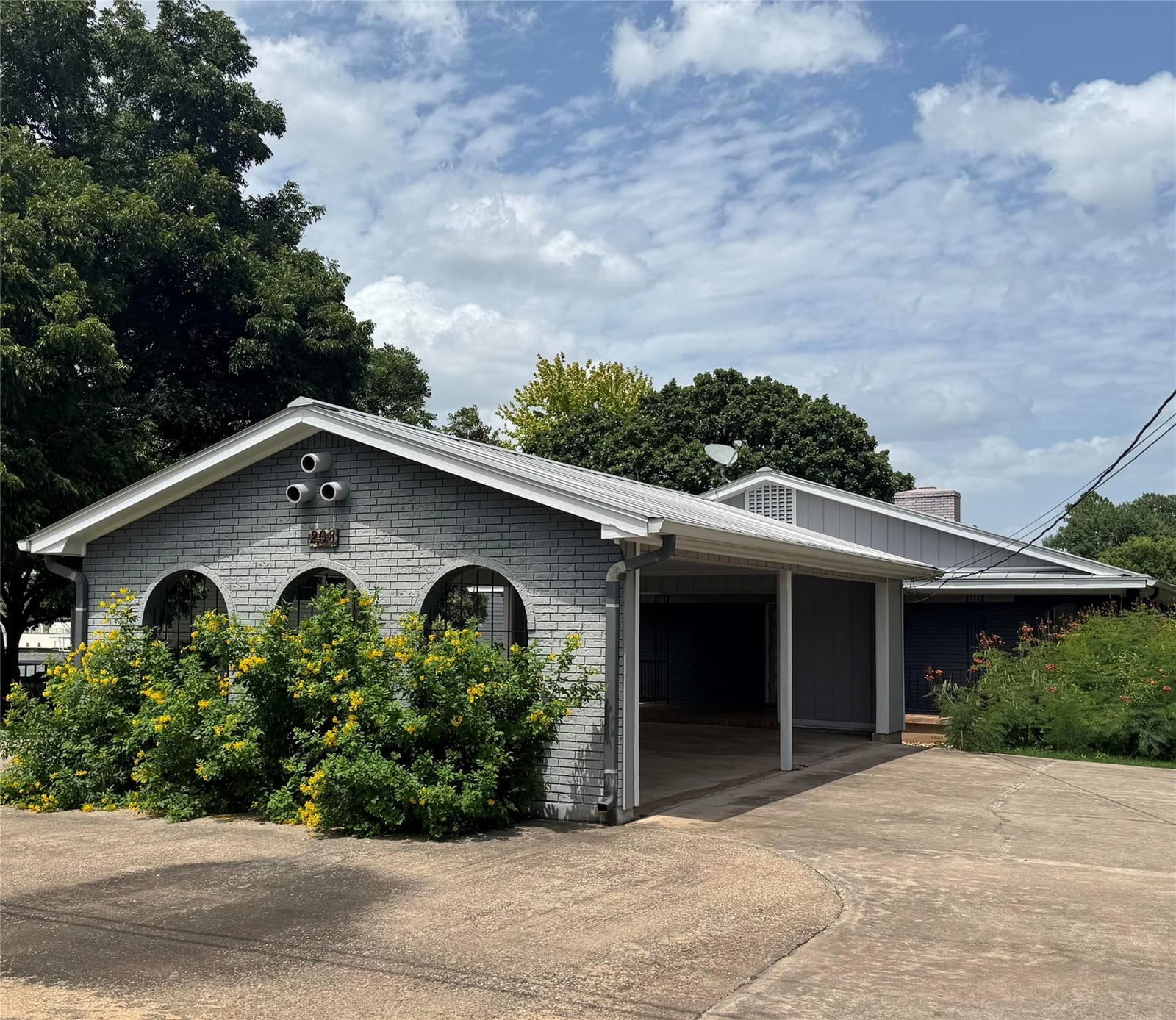 208 Riverside DR - Photo 1