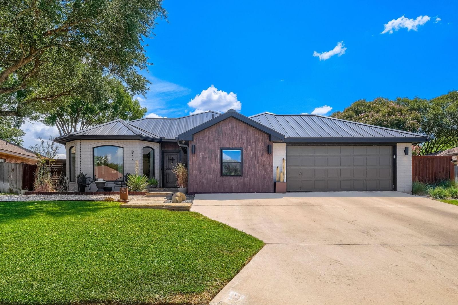 945 Queens DR - Photo 1
