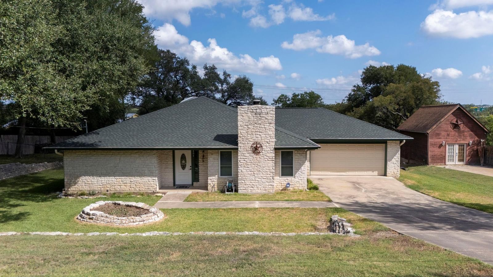 404 Hunt LN - Photo 1