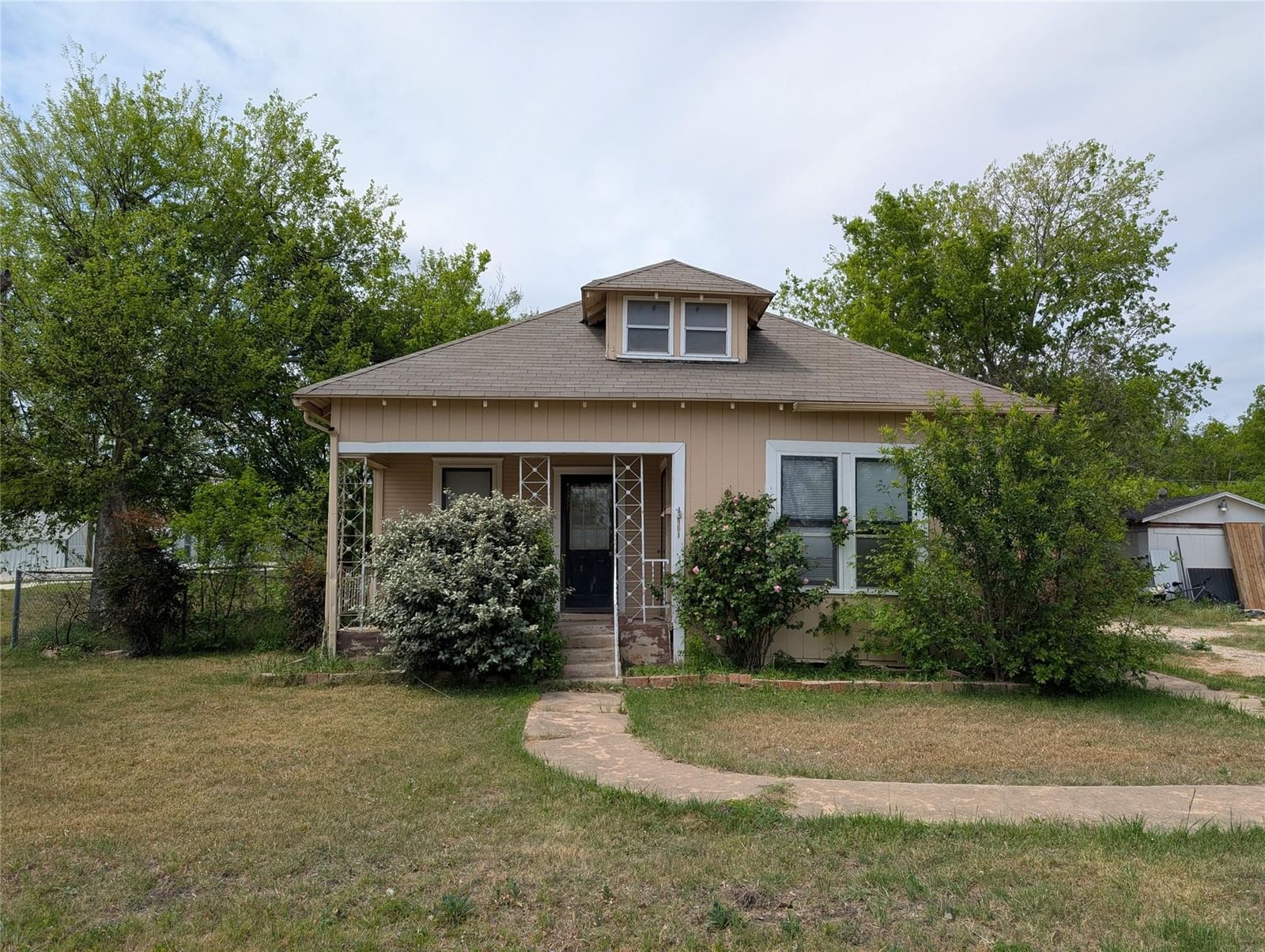 301 Park ST - Photo 1