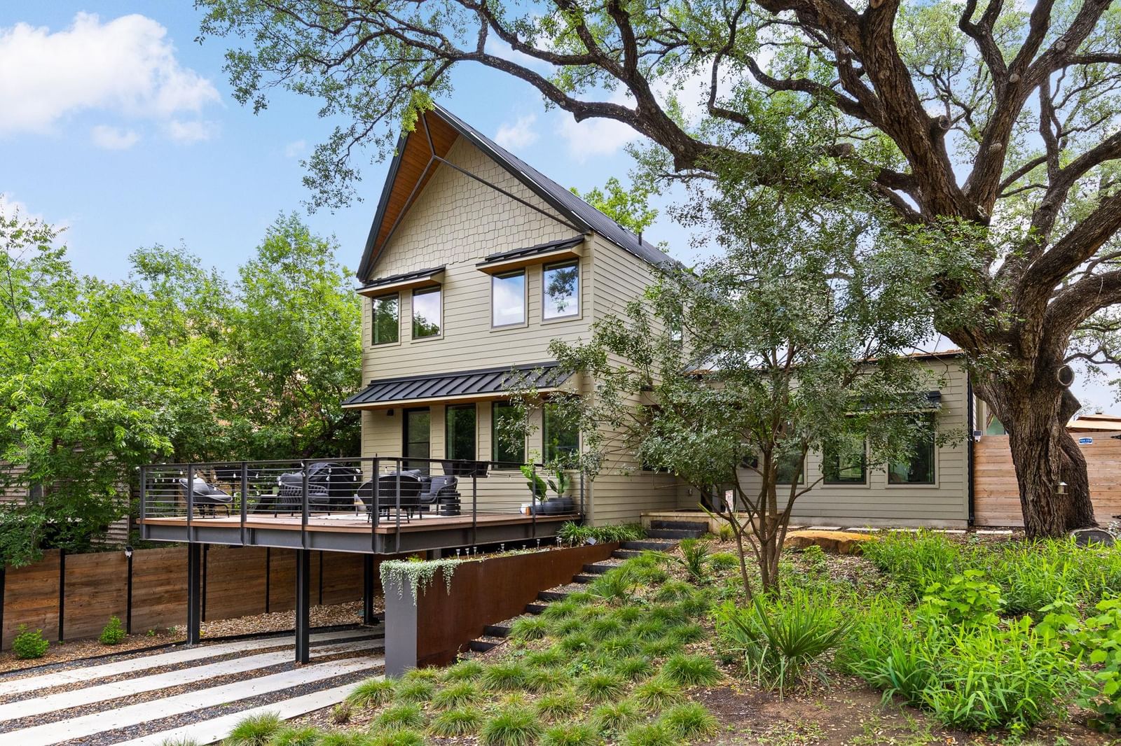 1601 Chelsea - Photo 1