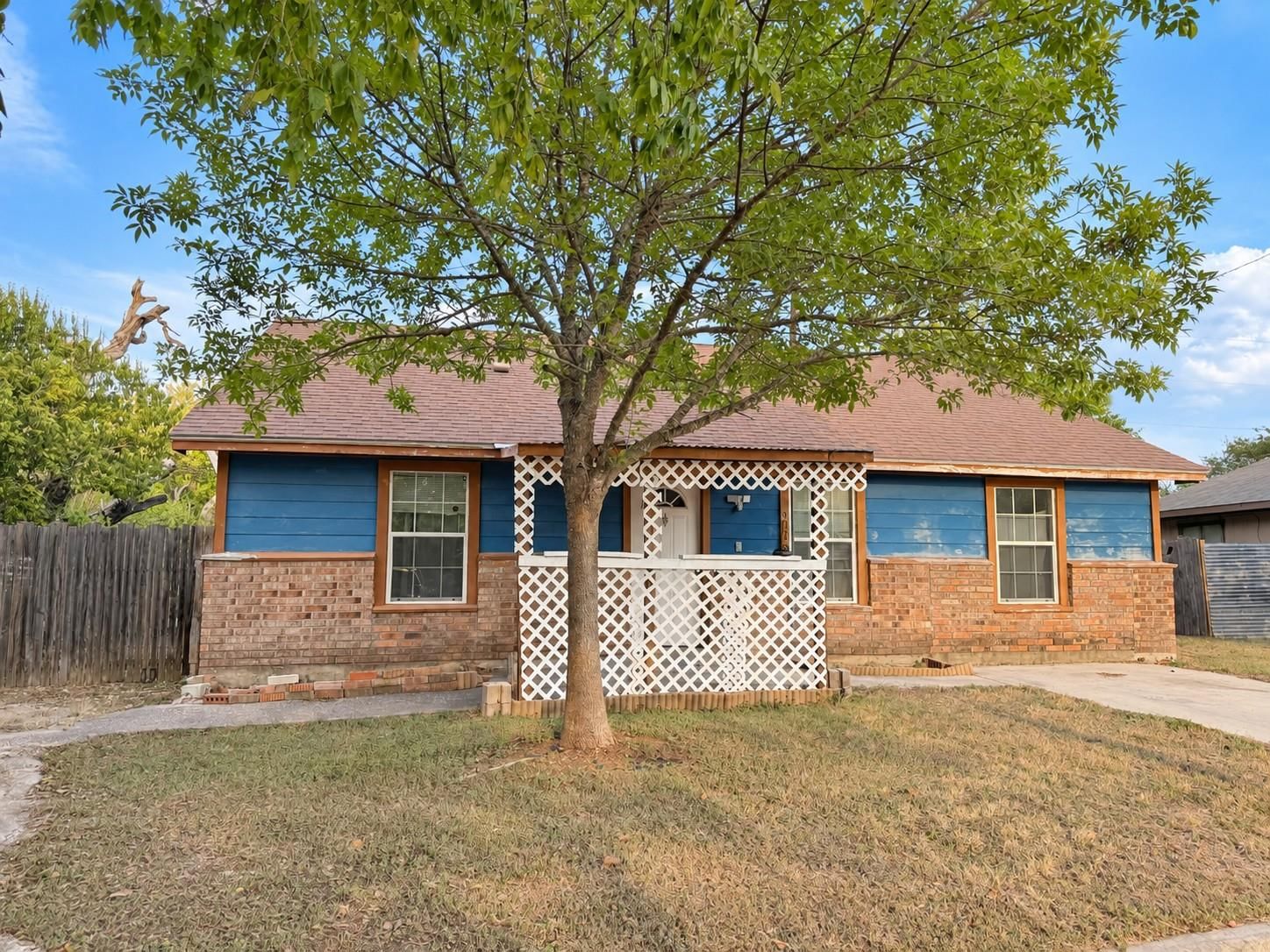 900 Lee LN - Photo 1