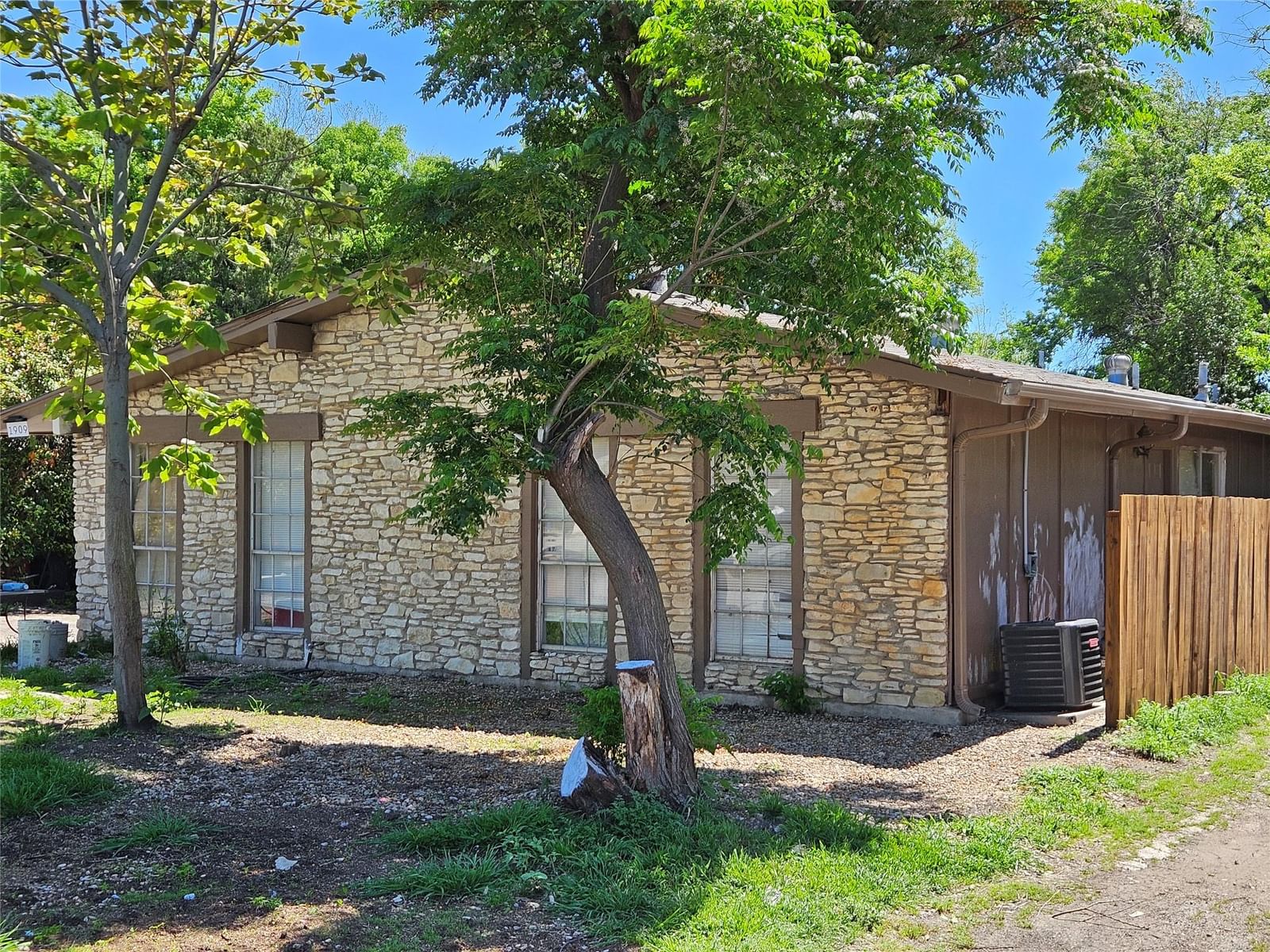 1909 Hearthside DR - Photo 1