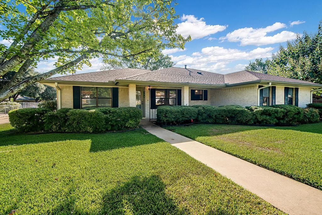 208 Edgewood DR - Photo 1